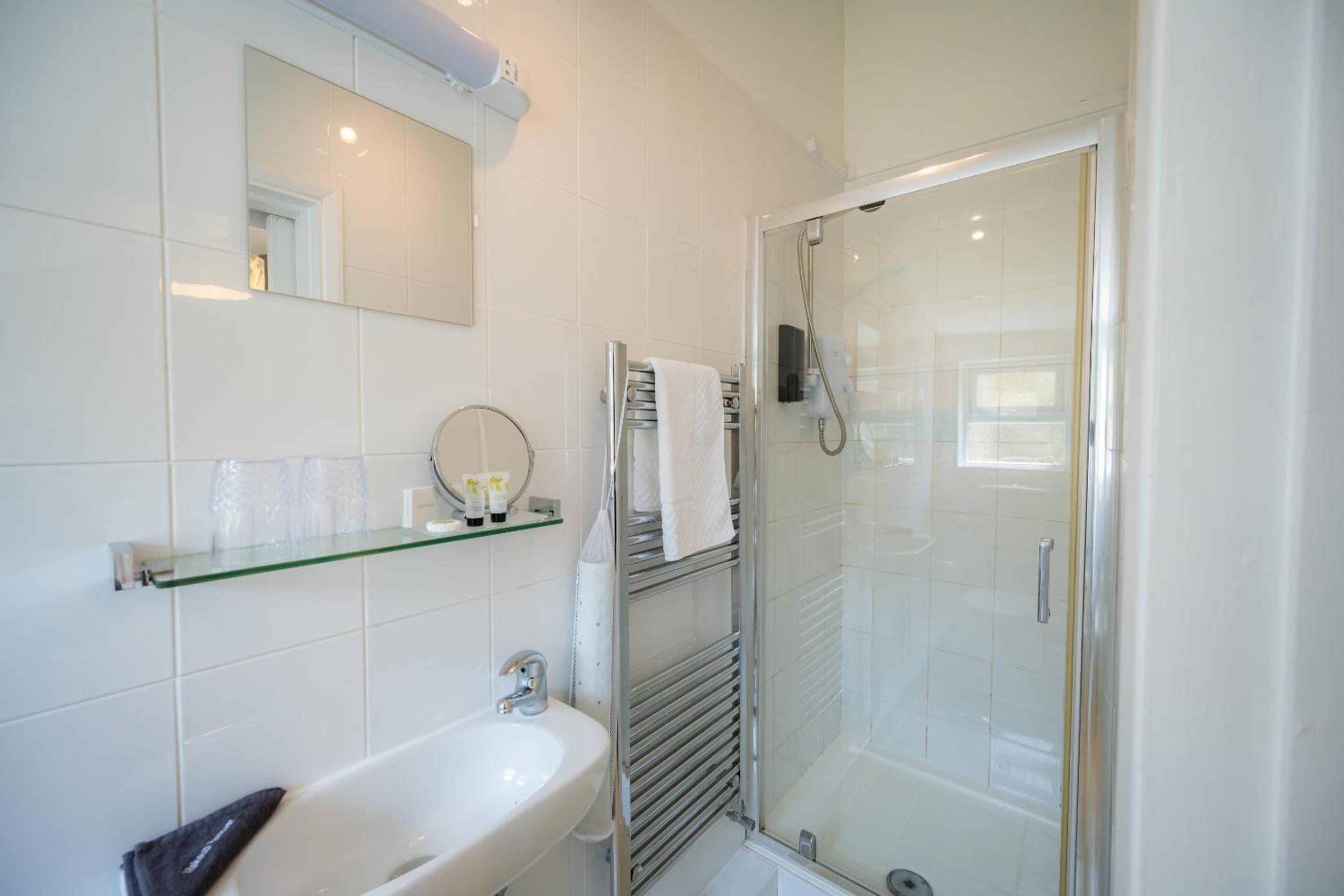 Standard Double Room - Photo 13