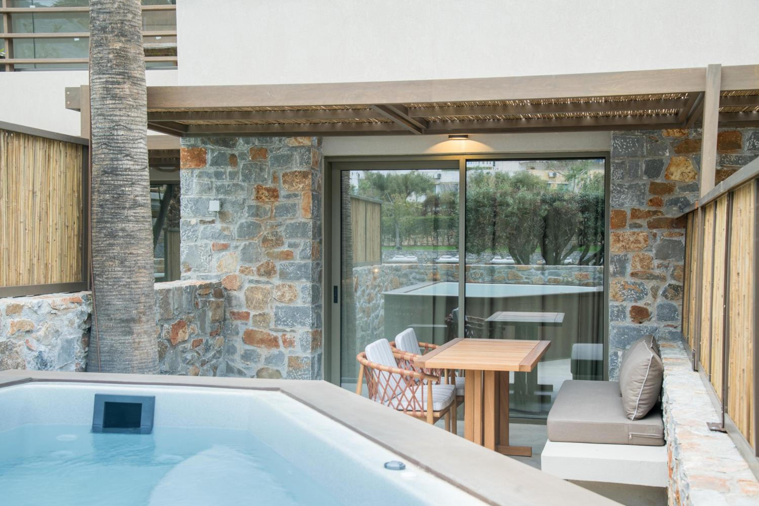 Classic Double Garden View Outdoor Hot Tub photo 2