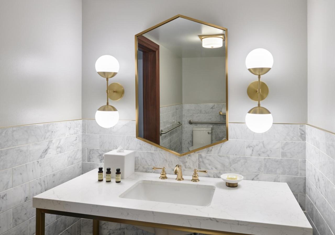 Executive Suite - Photo 2