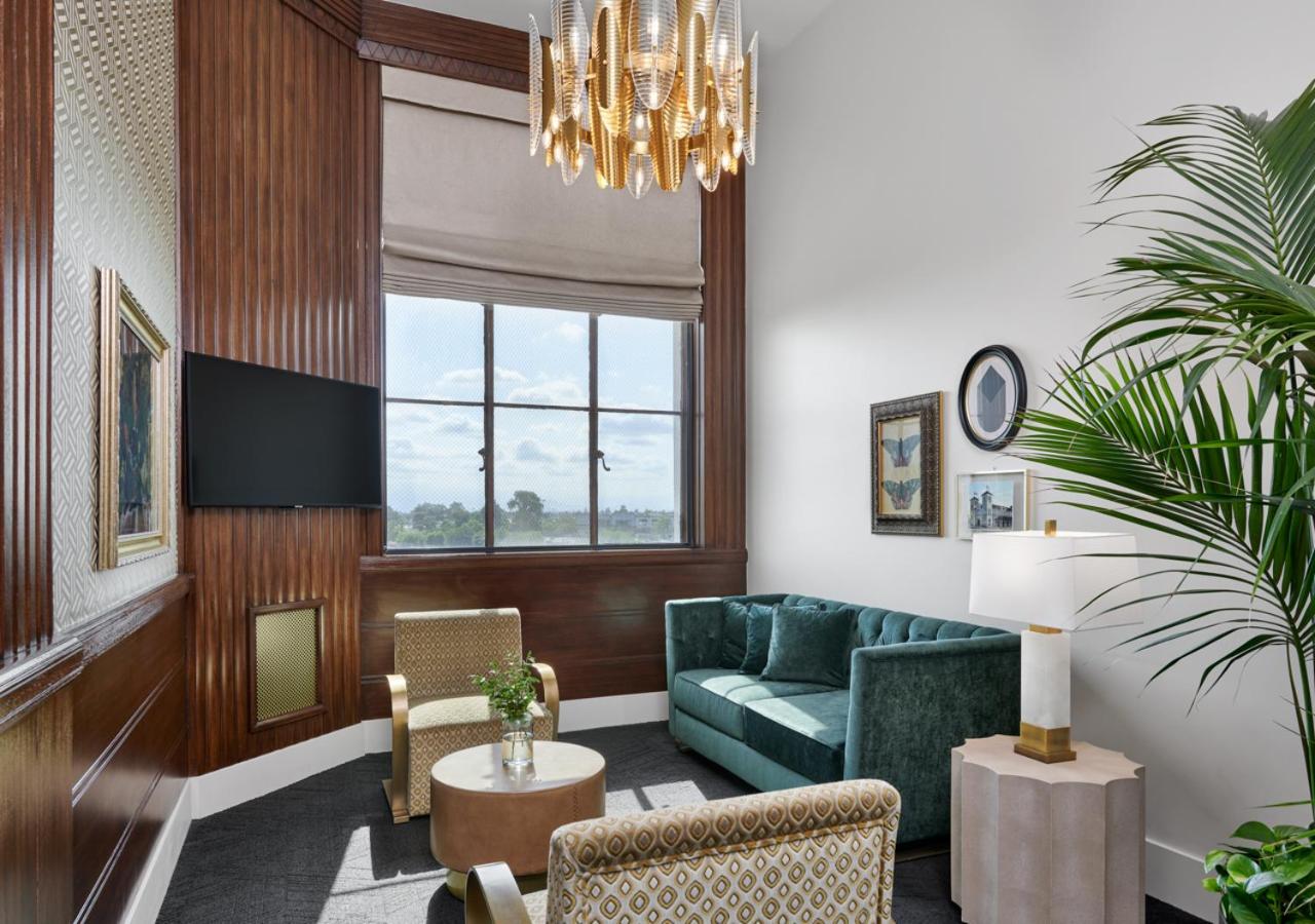 Executive Suite - Photo 1