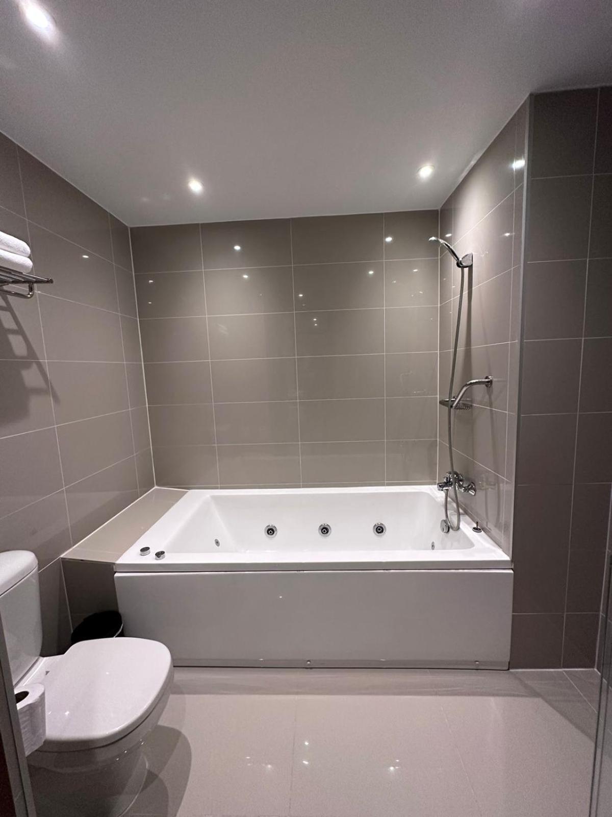 One-Bedroom King Suite with Whirlpool - Photo 7