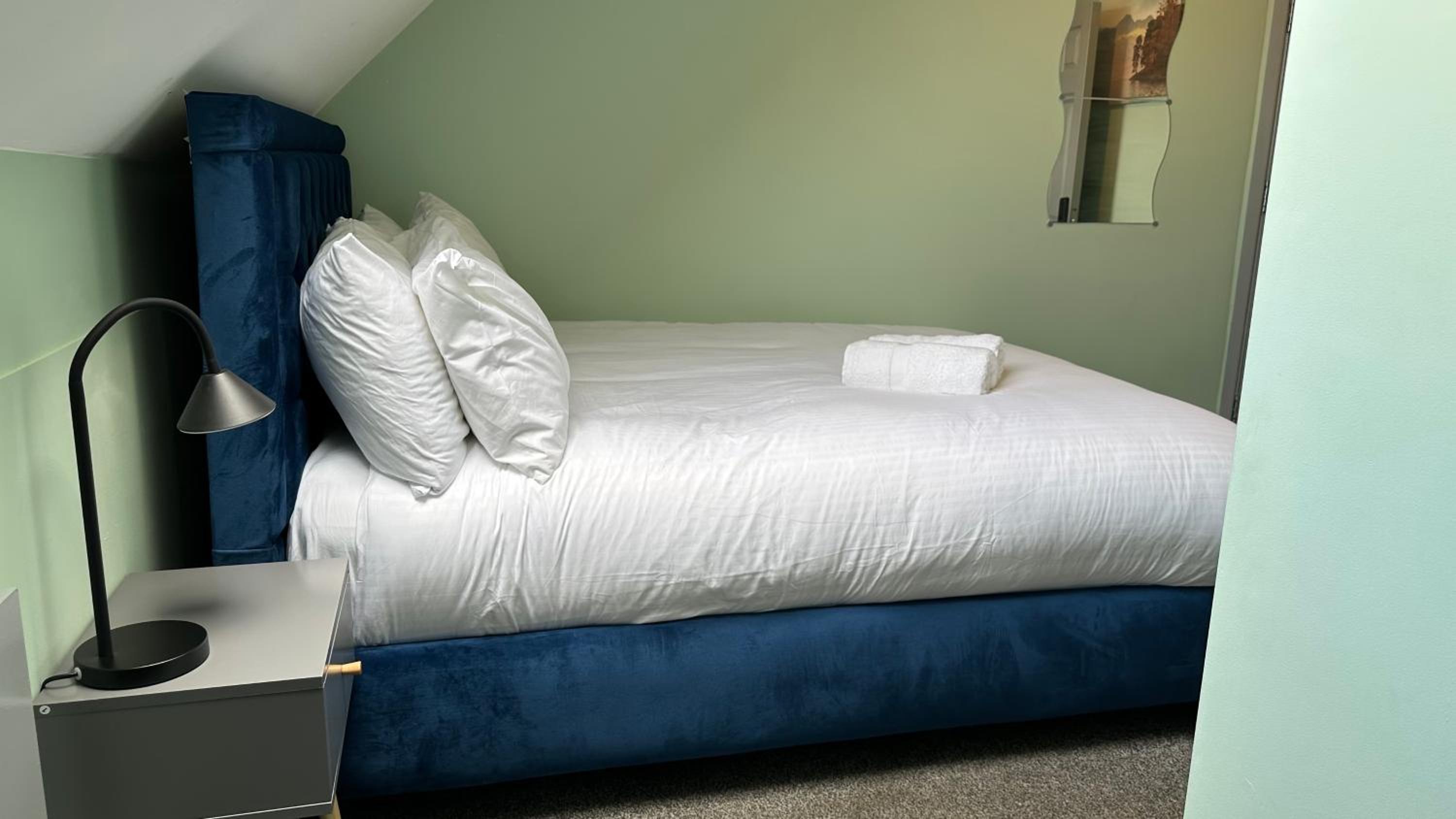 Double Ensuite Room 6 - Photo 6
