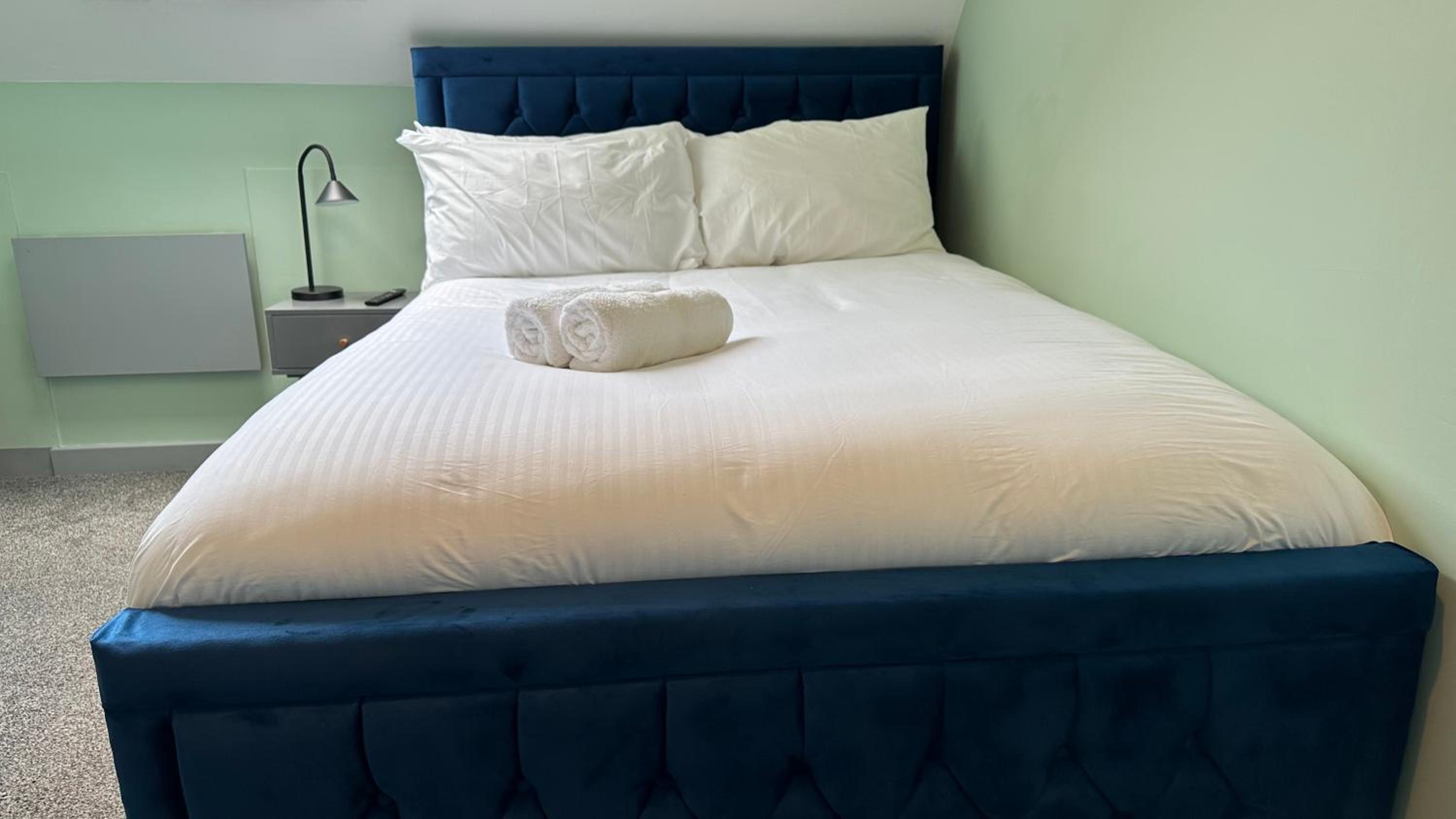 Double Ensuite Room 6 - Photo 1