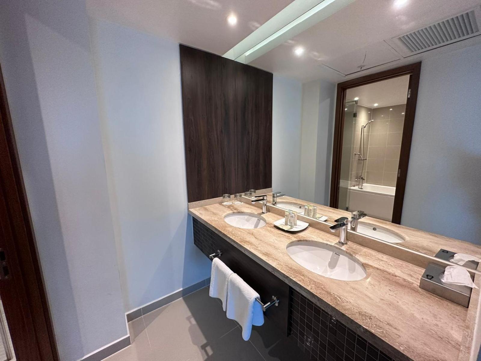One-Bedroom King Suite with Whirlpool - Photo 6