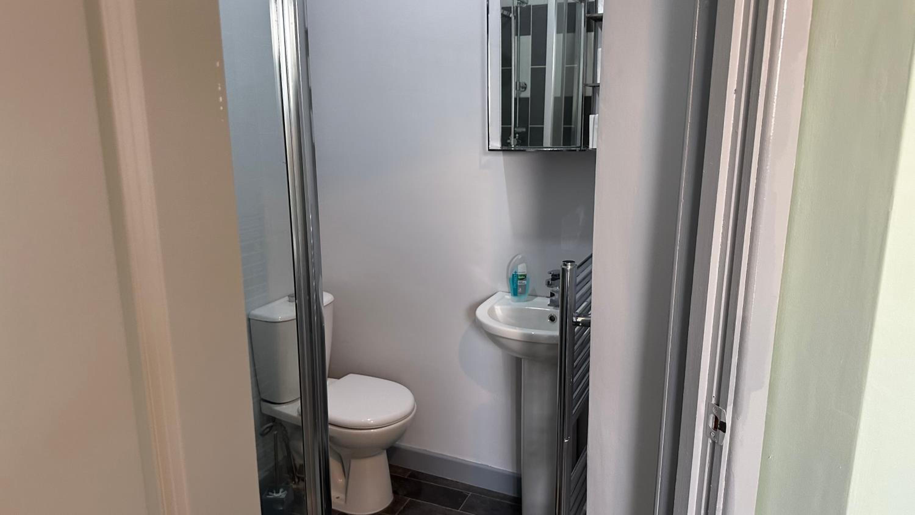 Double Ensuite Room 6 - Photo 2