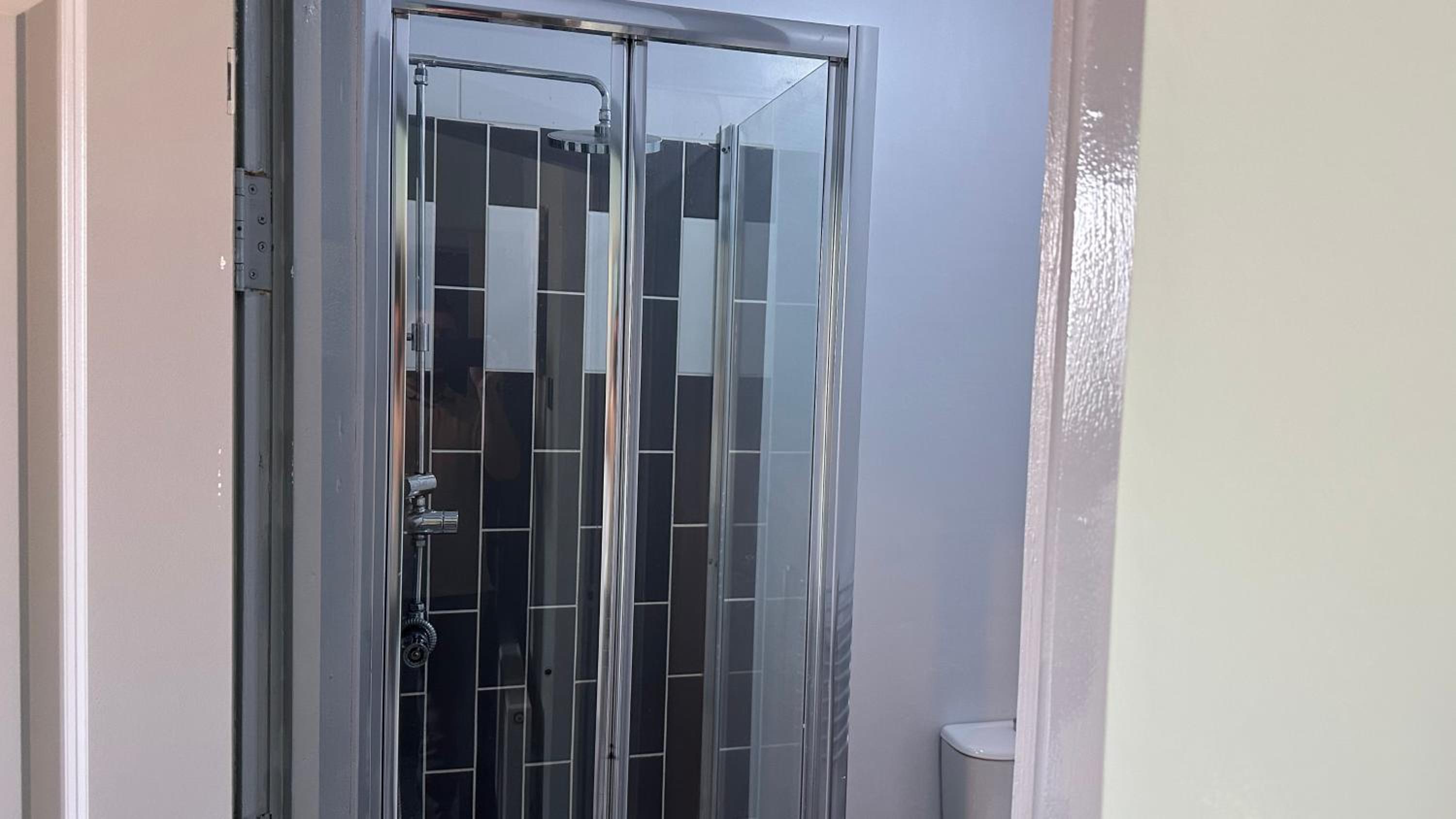 Double Ensuite Room 6 - Photo 15