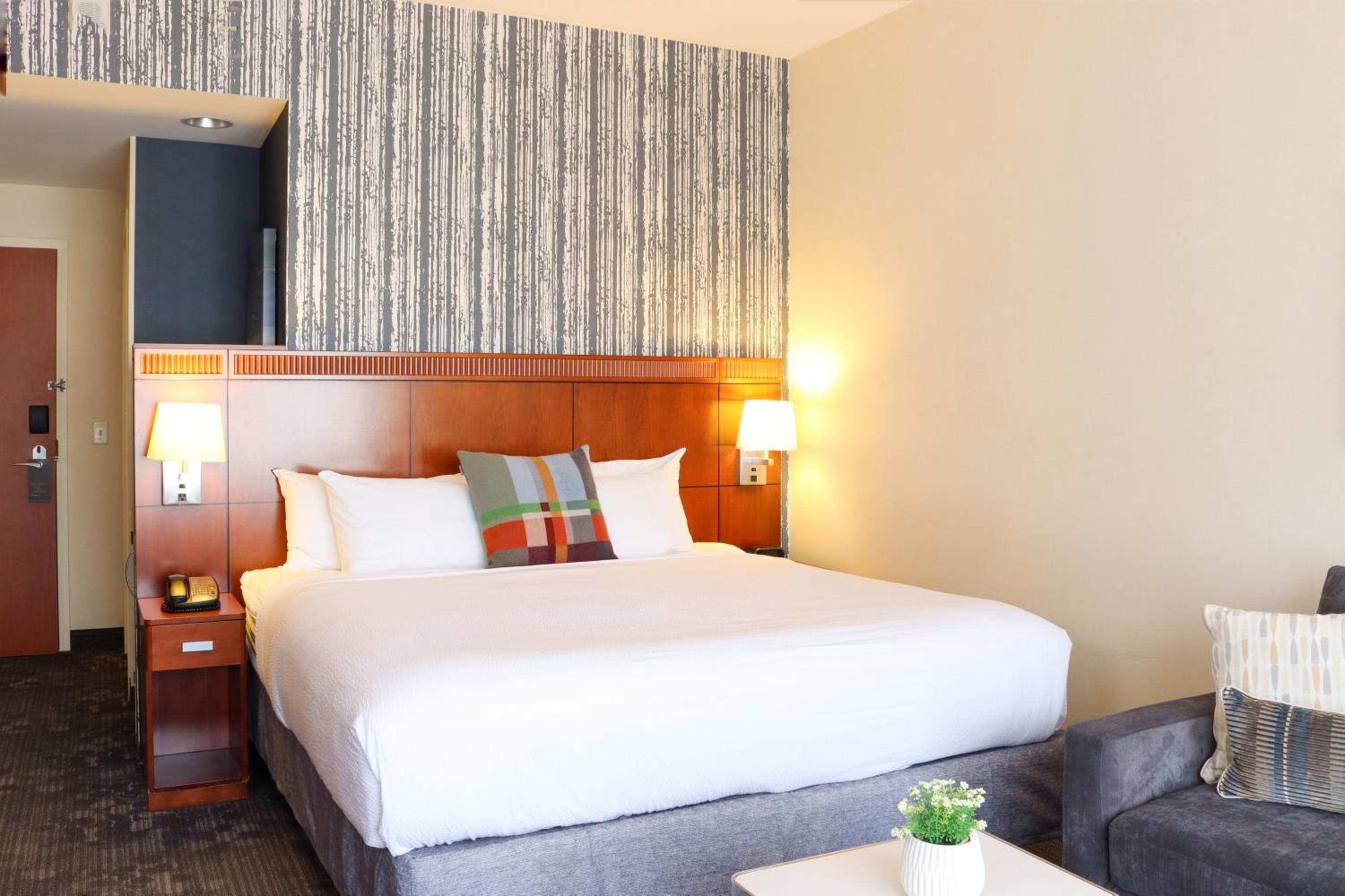 King Room with Sofa Bed and City View - Photo 3