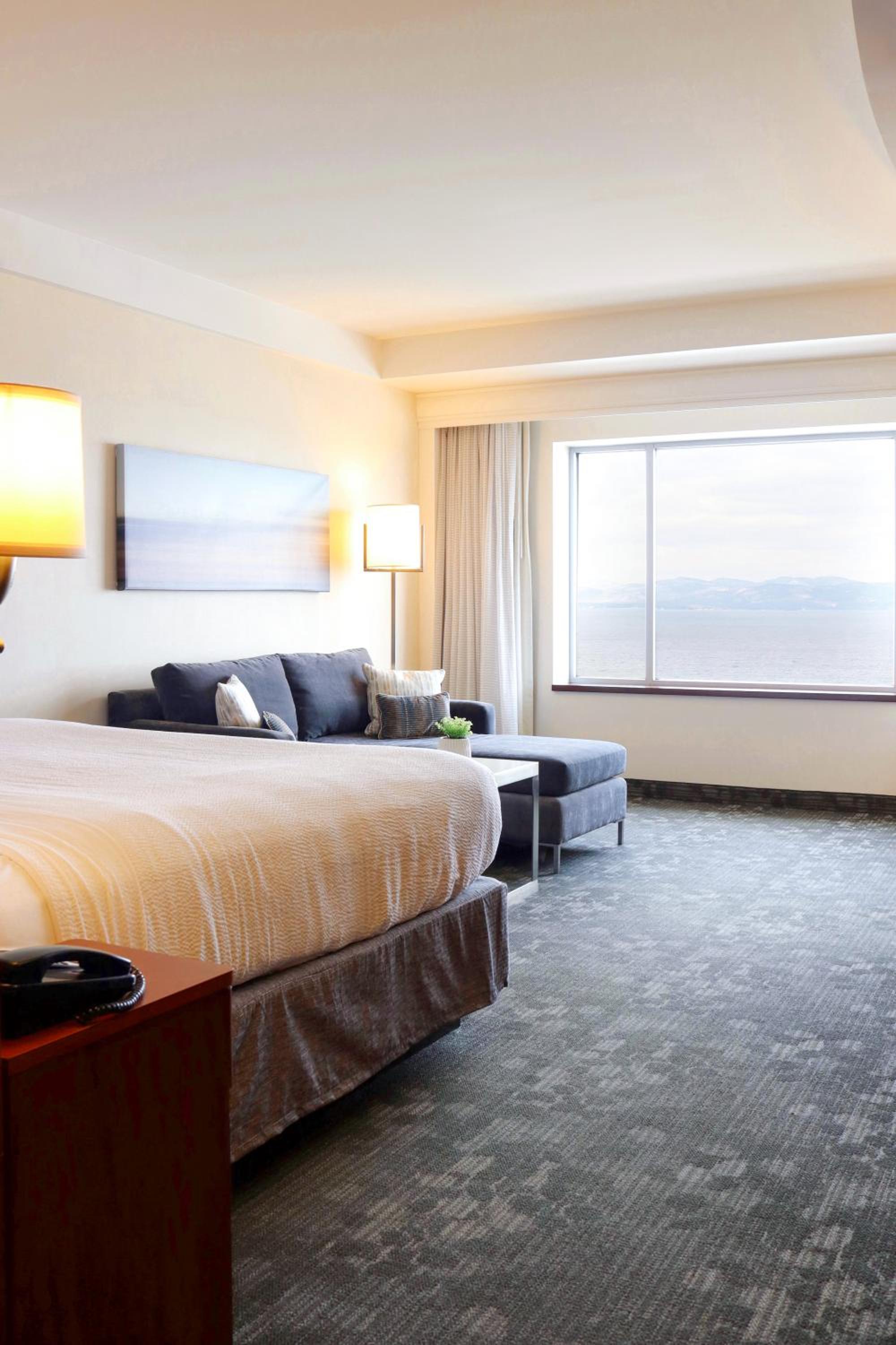 King Room with Lake View - Photo 4