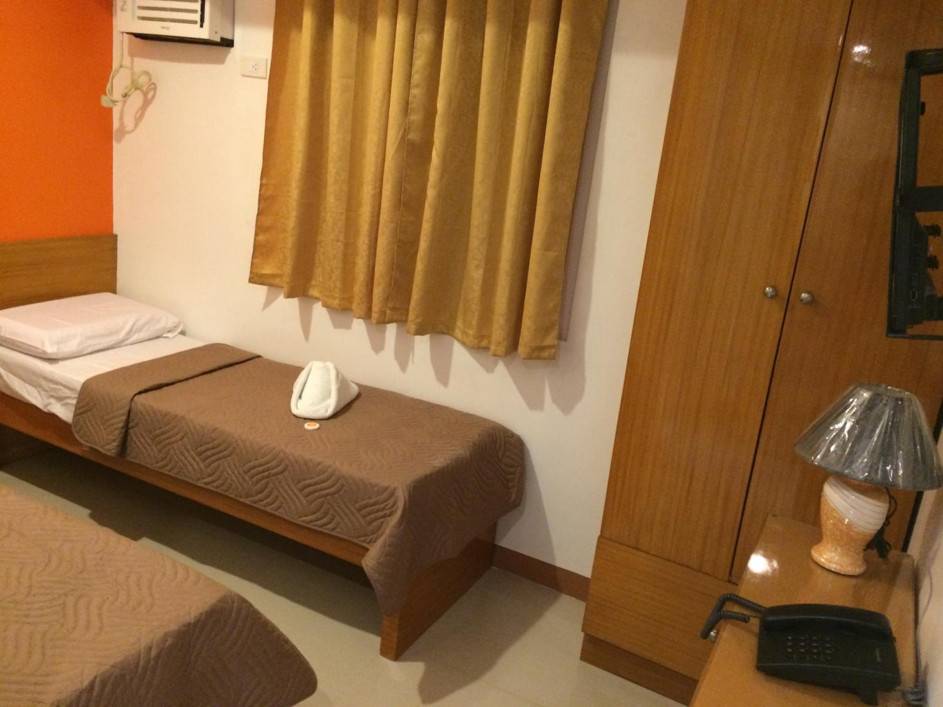 Standard Double or Twin Room with Private Bathroom - Photo 2