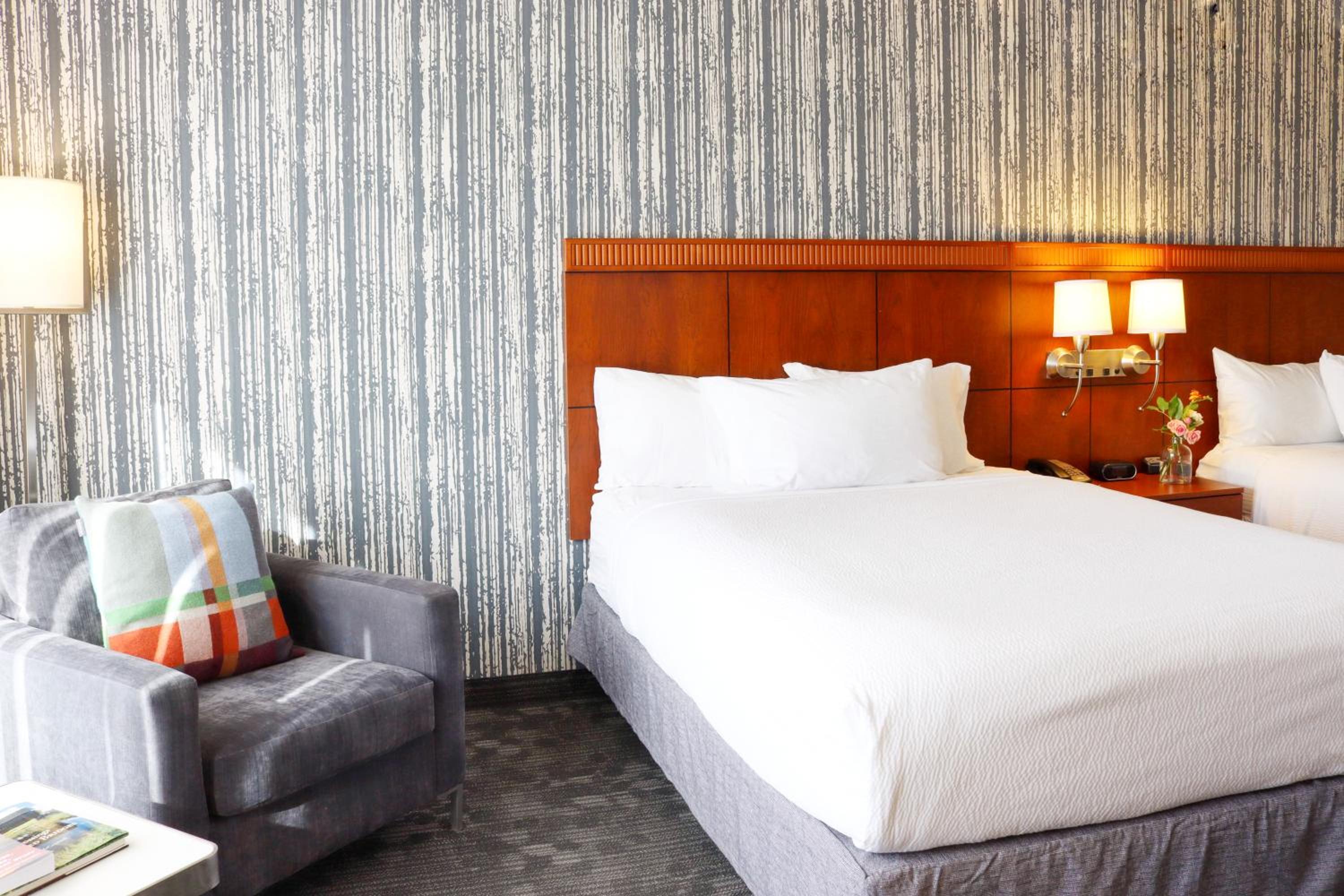 Queen Room with Two Queen Beds, City View and Roll-in Shower - Mobility Accessible - Photo 4