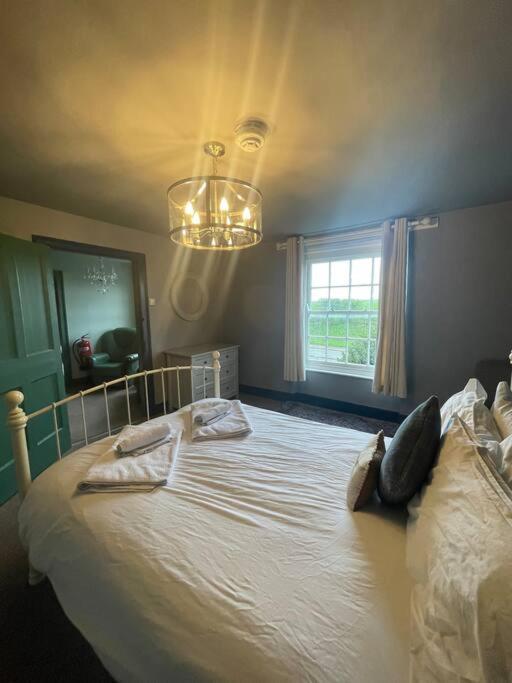 Five-Bedroom House photo 1