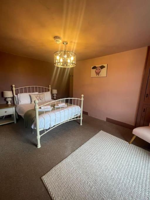 Five-Bedroom House photo 3