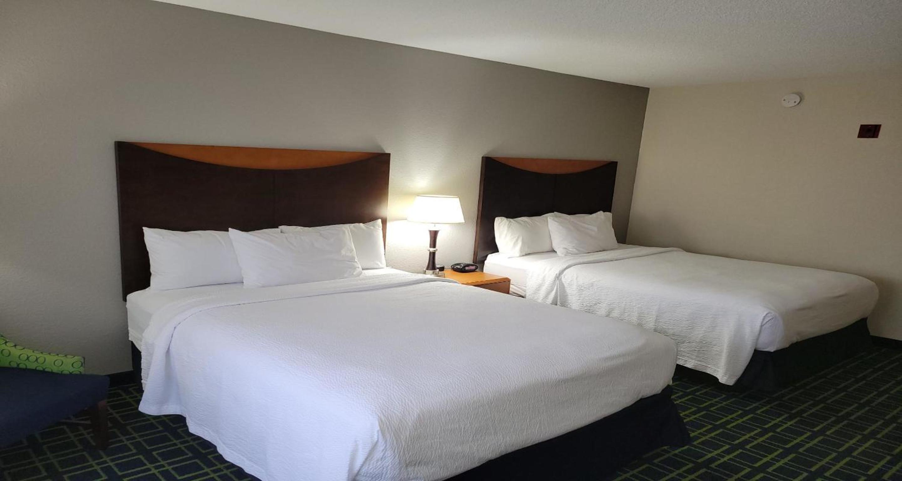 Queen Room with Two Queen Beds photo 2