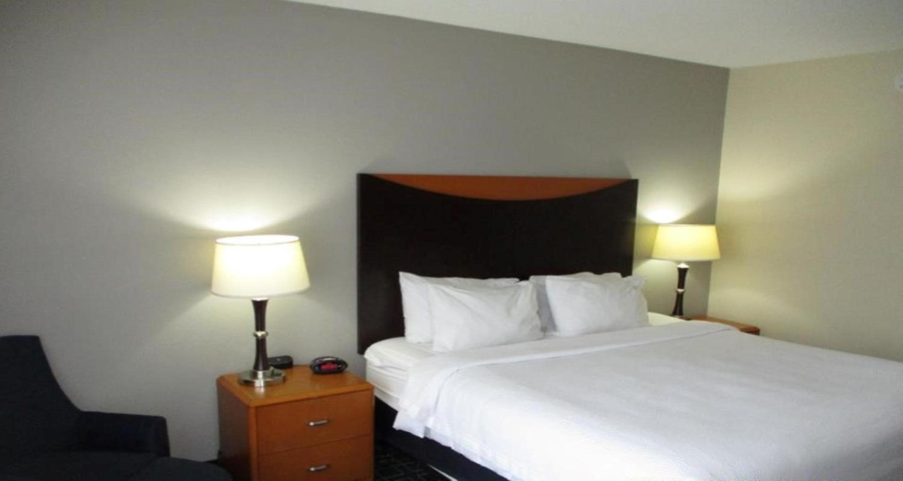 King Room with Mobility Accessible Tub photo 1