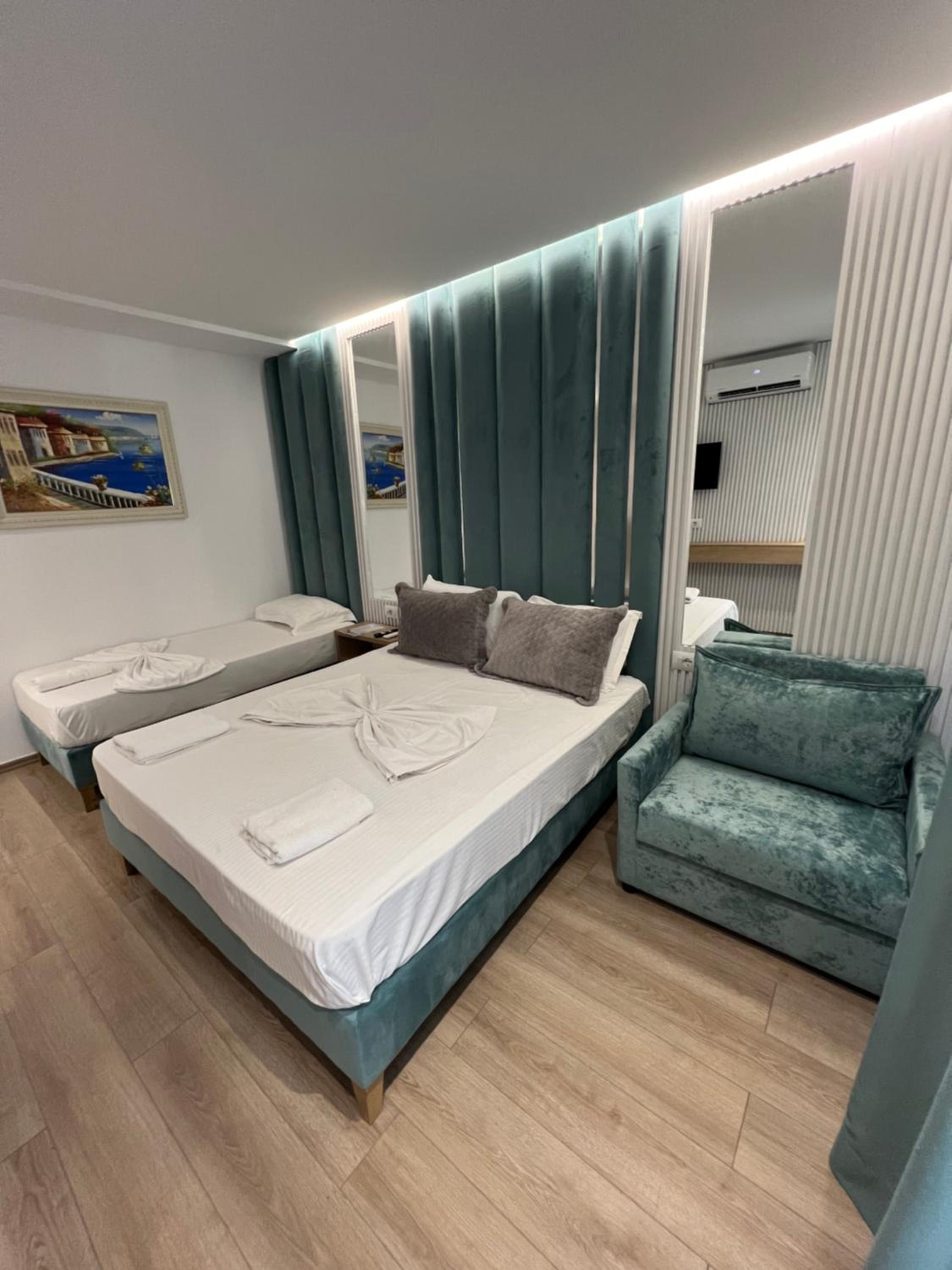 Deluxe Family Room photo 1