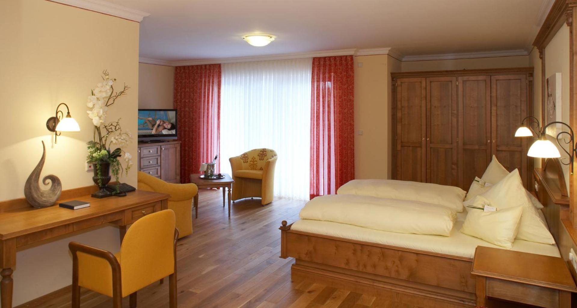 Deluxe Junior Suite - Photo 2