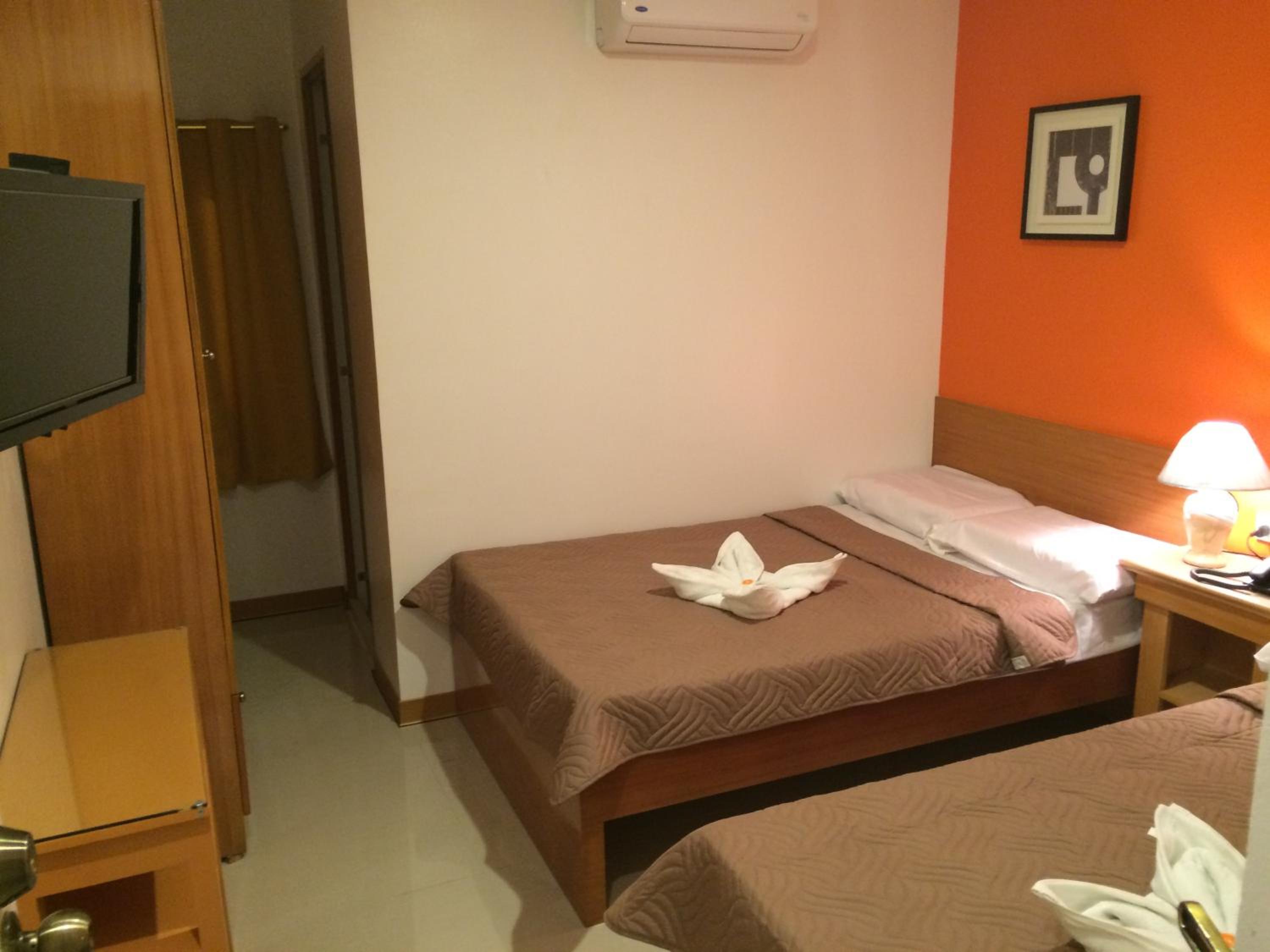 Quadruple Room with Private Bathroom - Photo 1