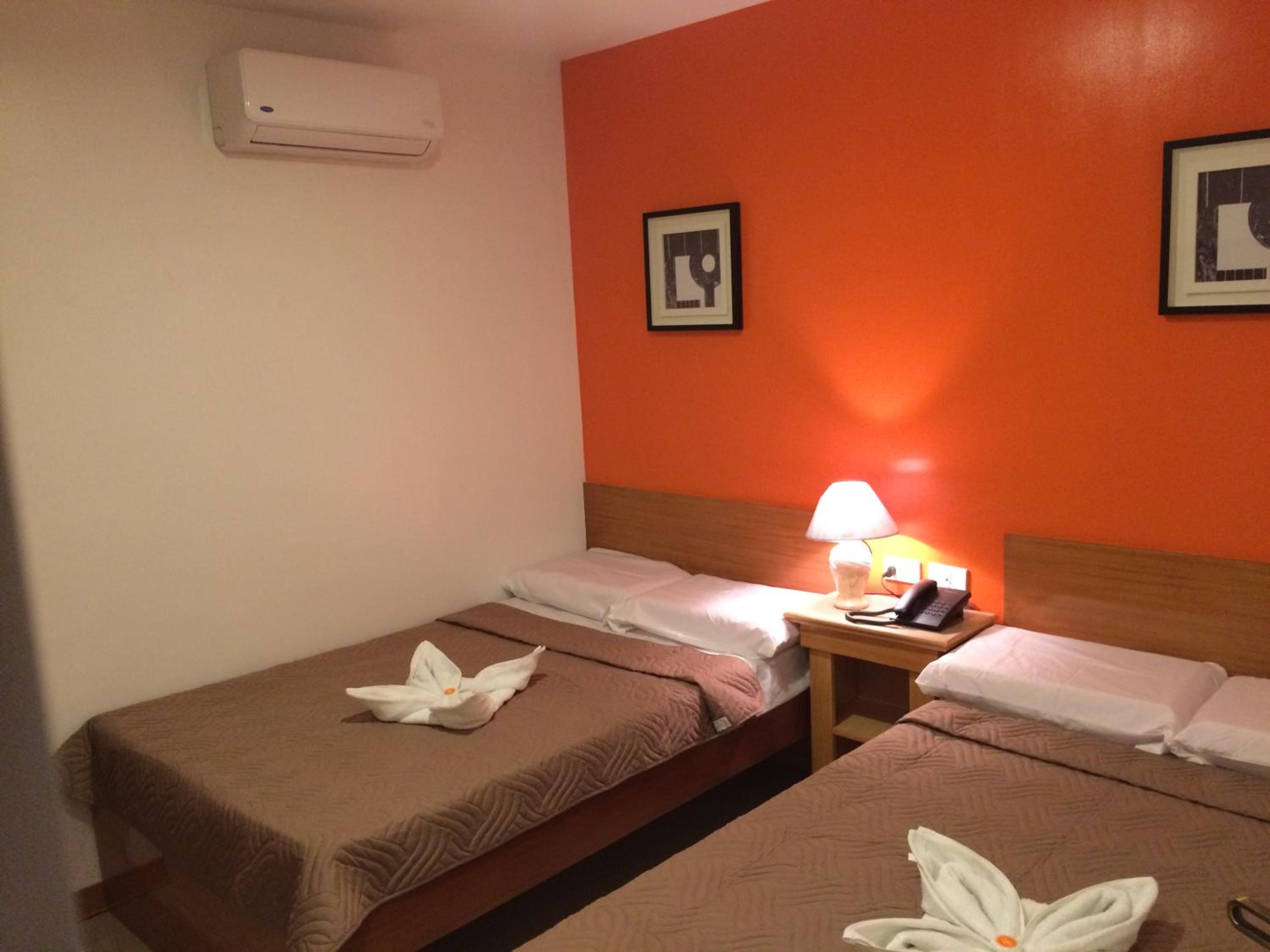 Quadruple Room with Private Bathroom - Photo 3