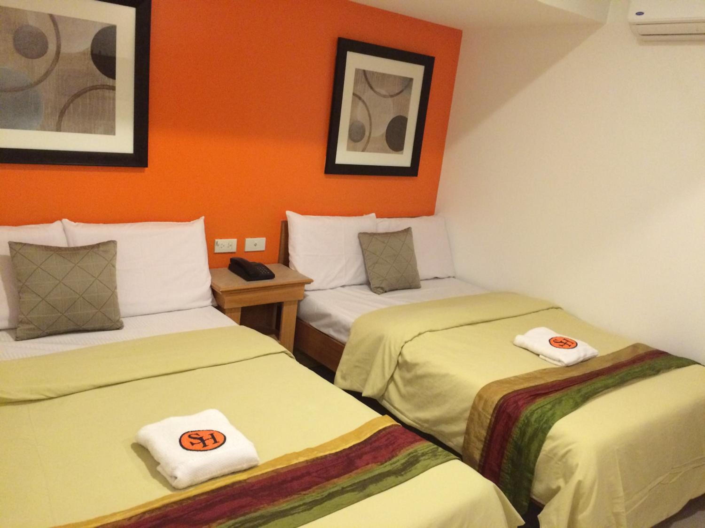 Quadruple Room with Private Bathroom - Photo 2