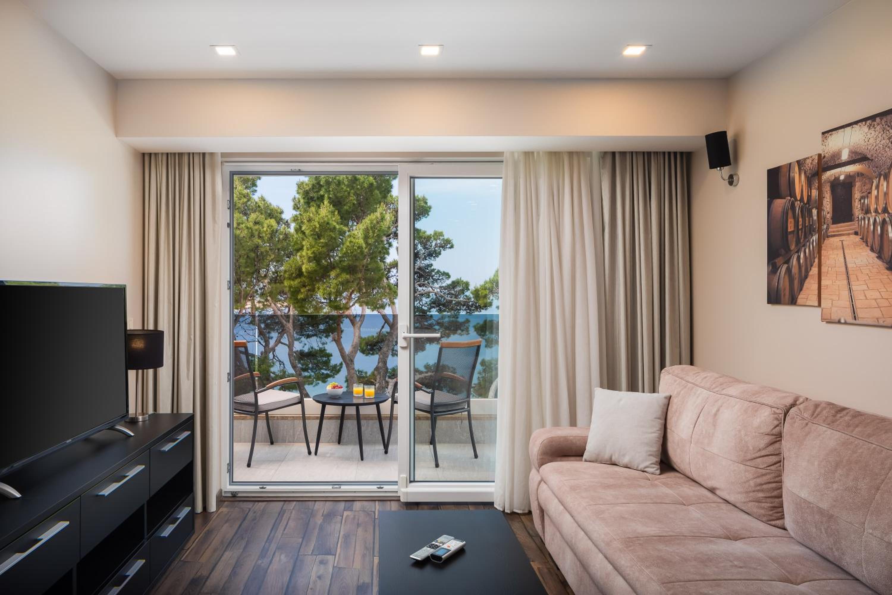One-Bedroom Apartment with Balcony and Sea View photo 3