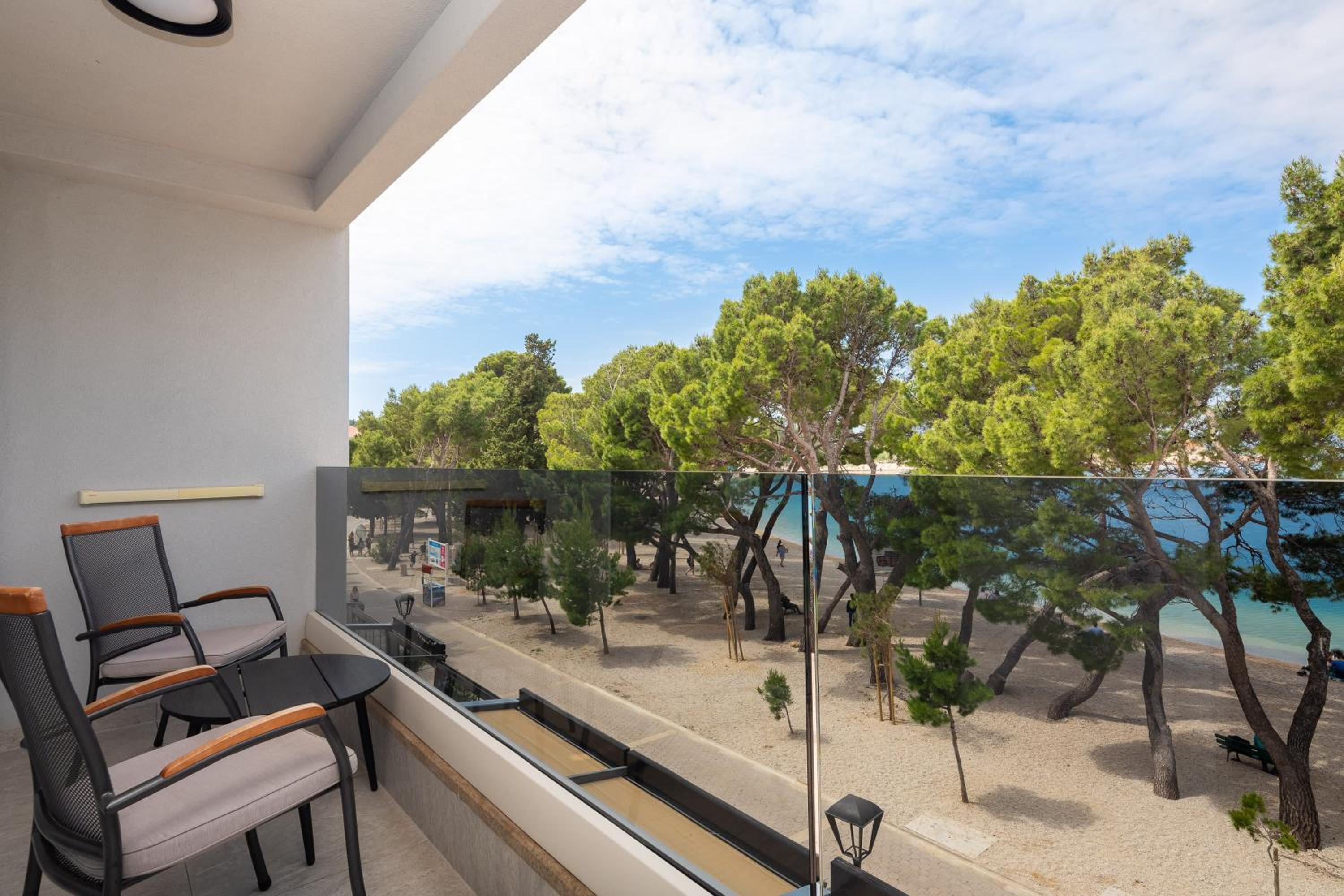One-Bedroom Apartment with Balcony and Sea View photo 2