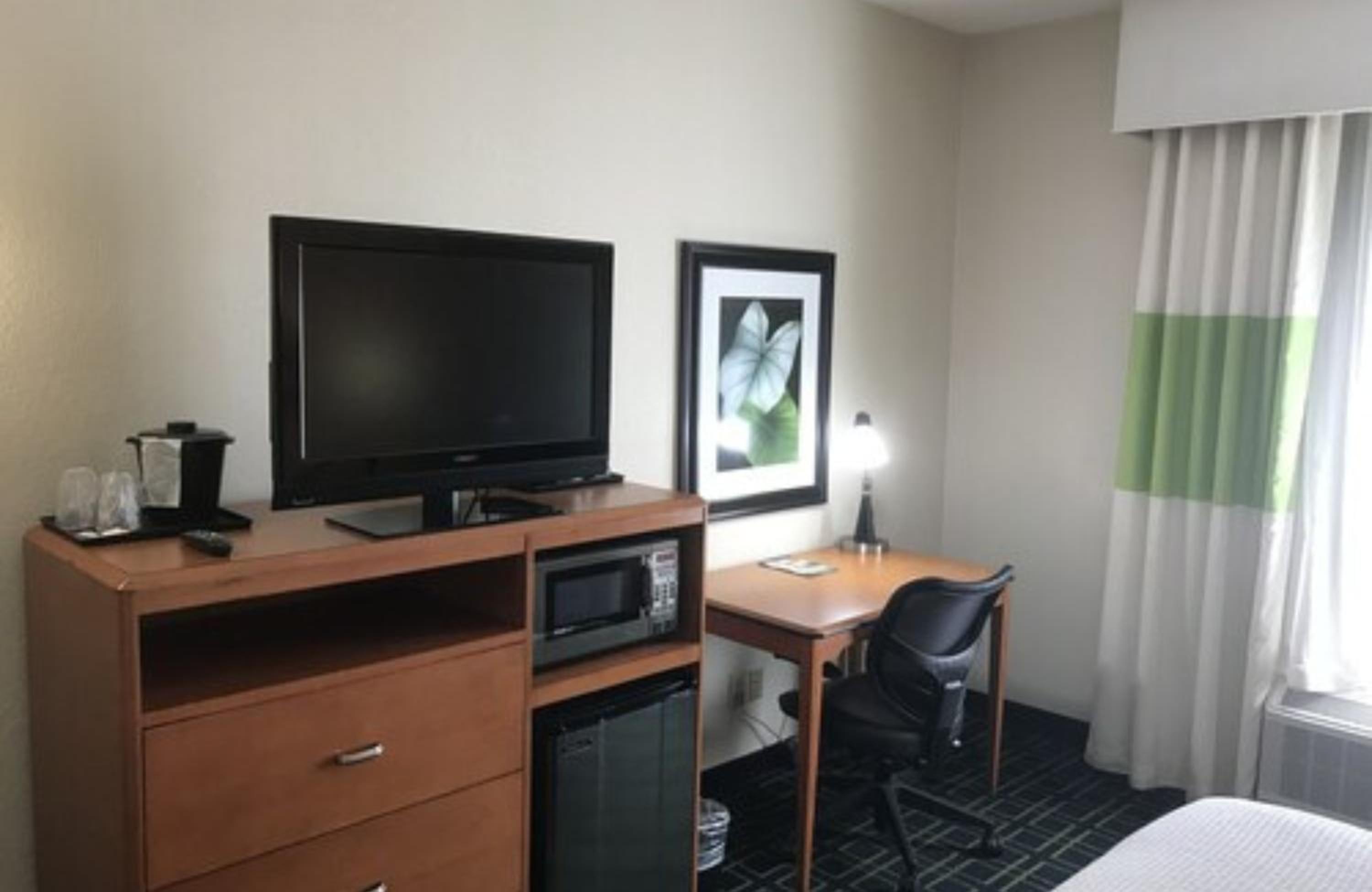 King Room with Mobility Accessible Tub photo 3