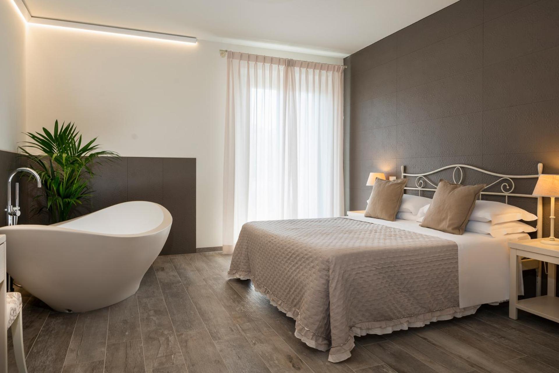 Deluxe Double Room with Bath photo 1