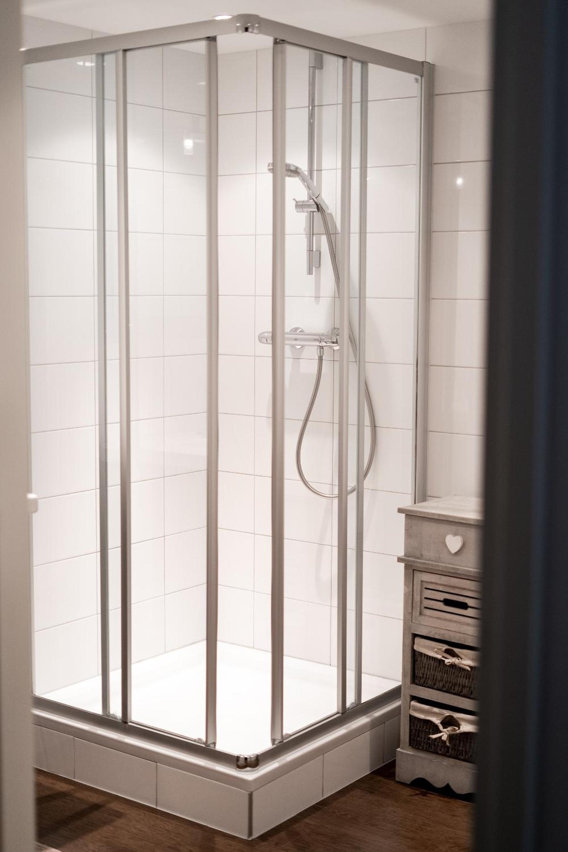 Standard Double Room with Shower - Photo 4