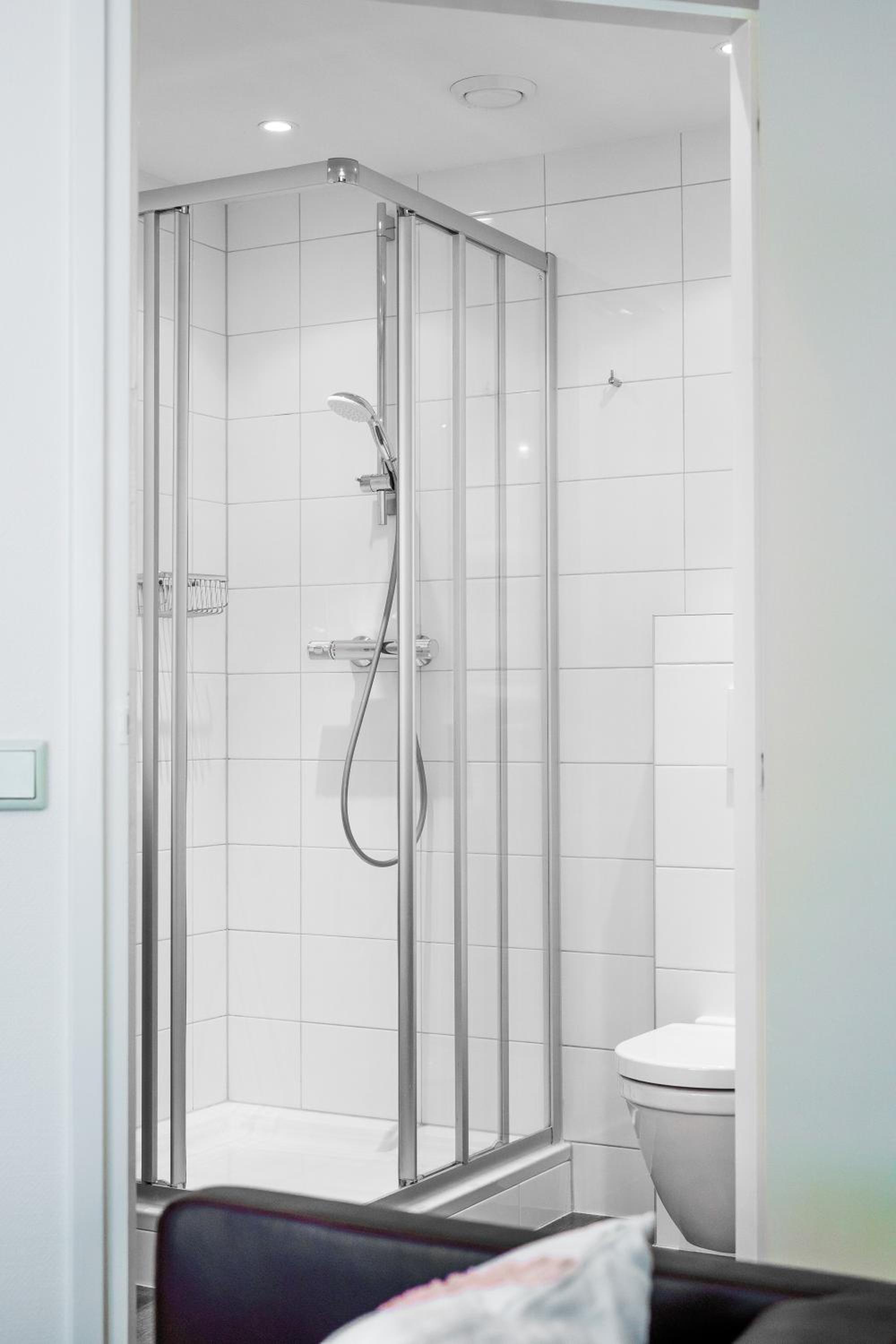 Standard Double Room with Shower - Photo 6