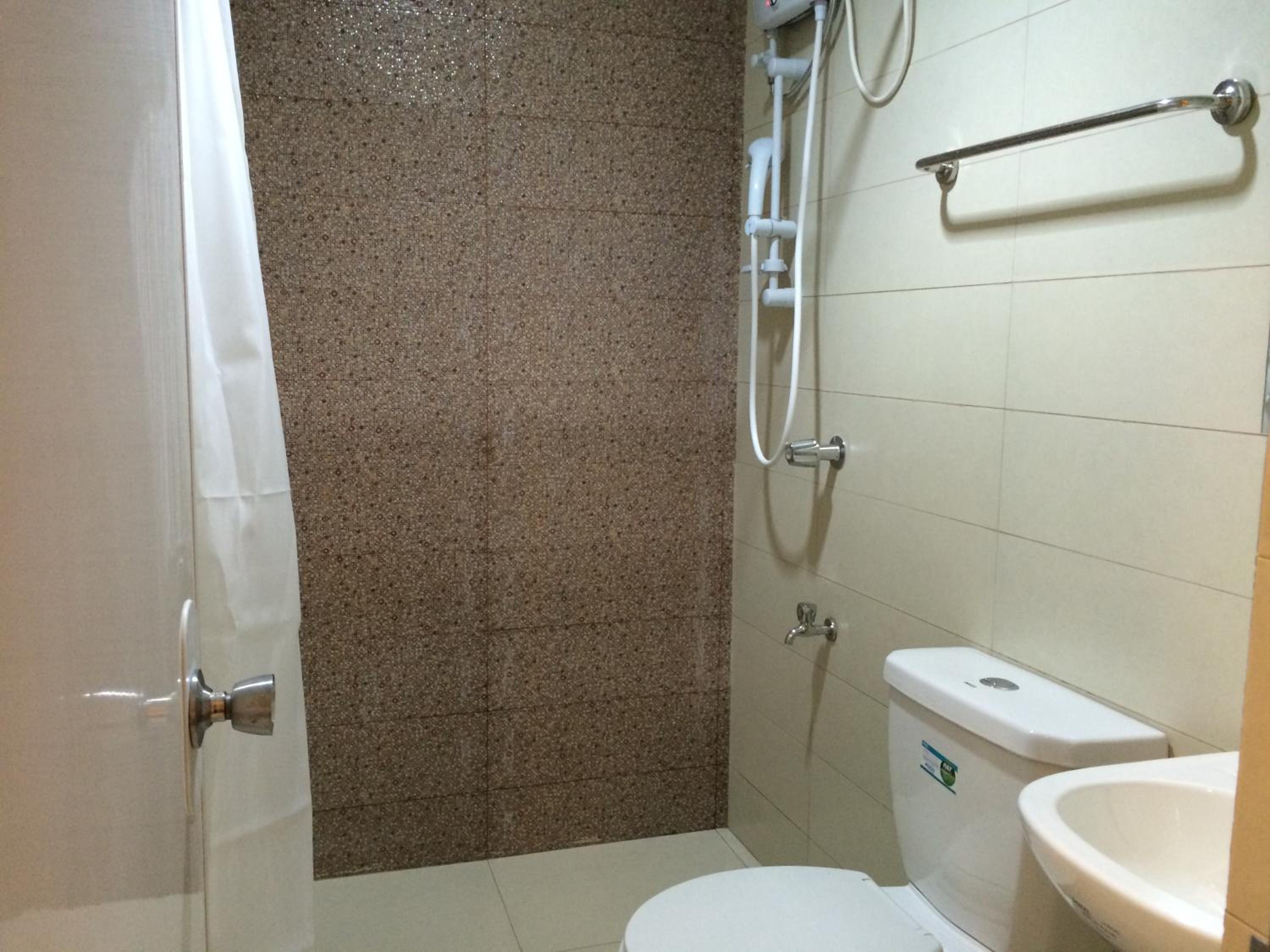 Quadruple Room with Private Bathroom - Photo 4