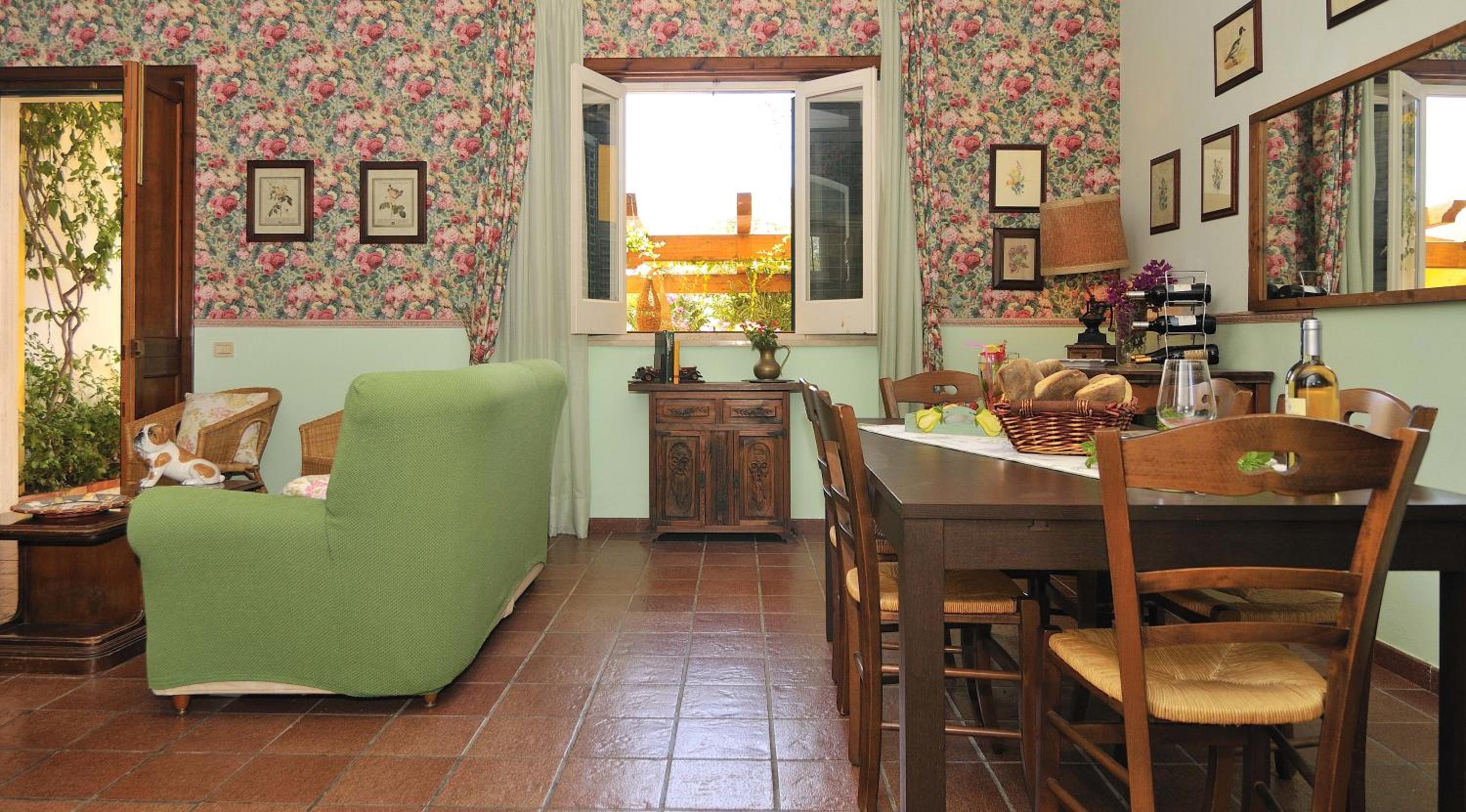Four-Bedroom House with Sea View - Split Level - Photo 2