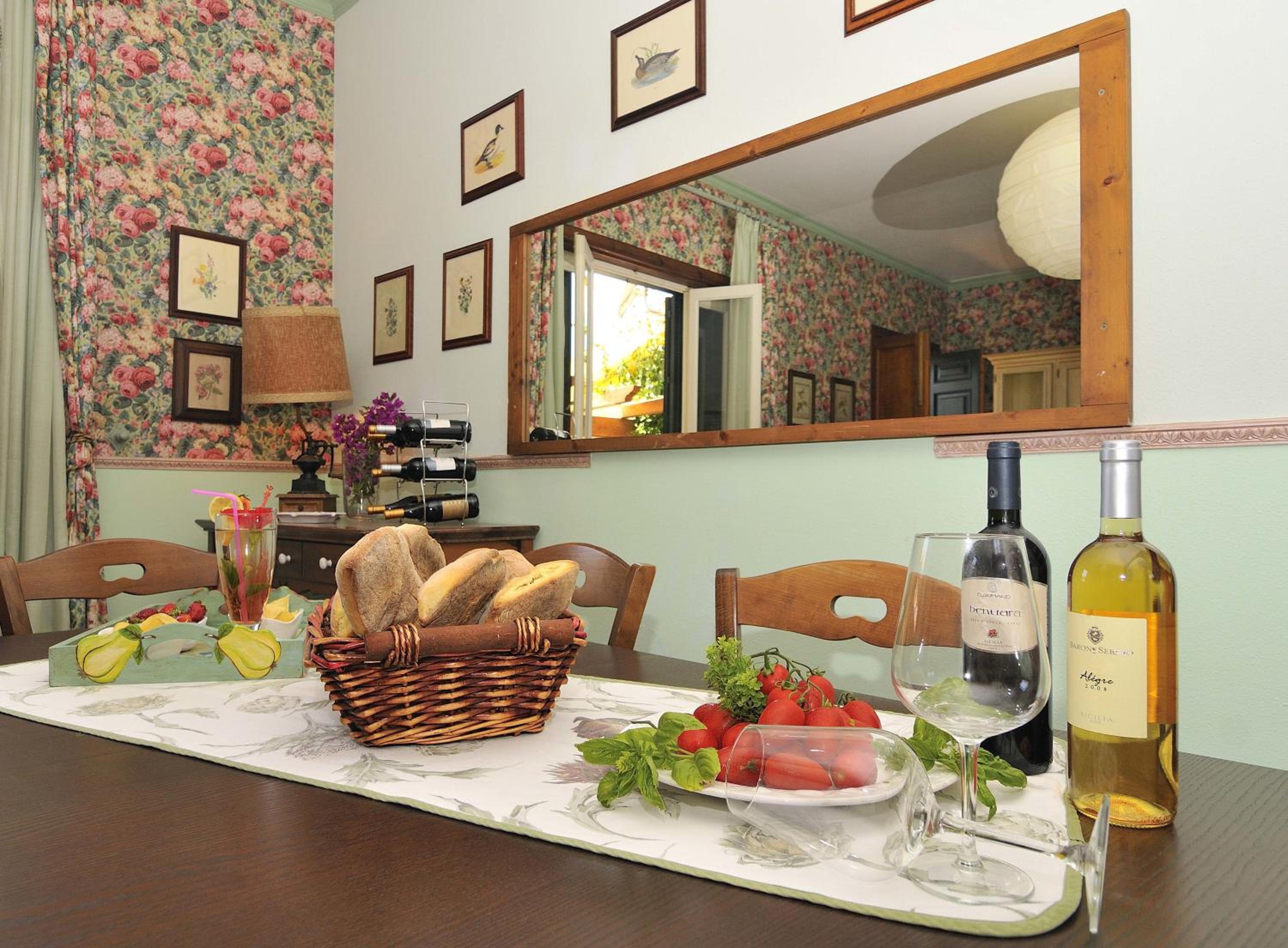 Four-Bedroom House with Sea View - Split Level - Photo 4