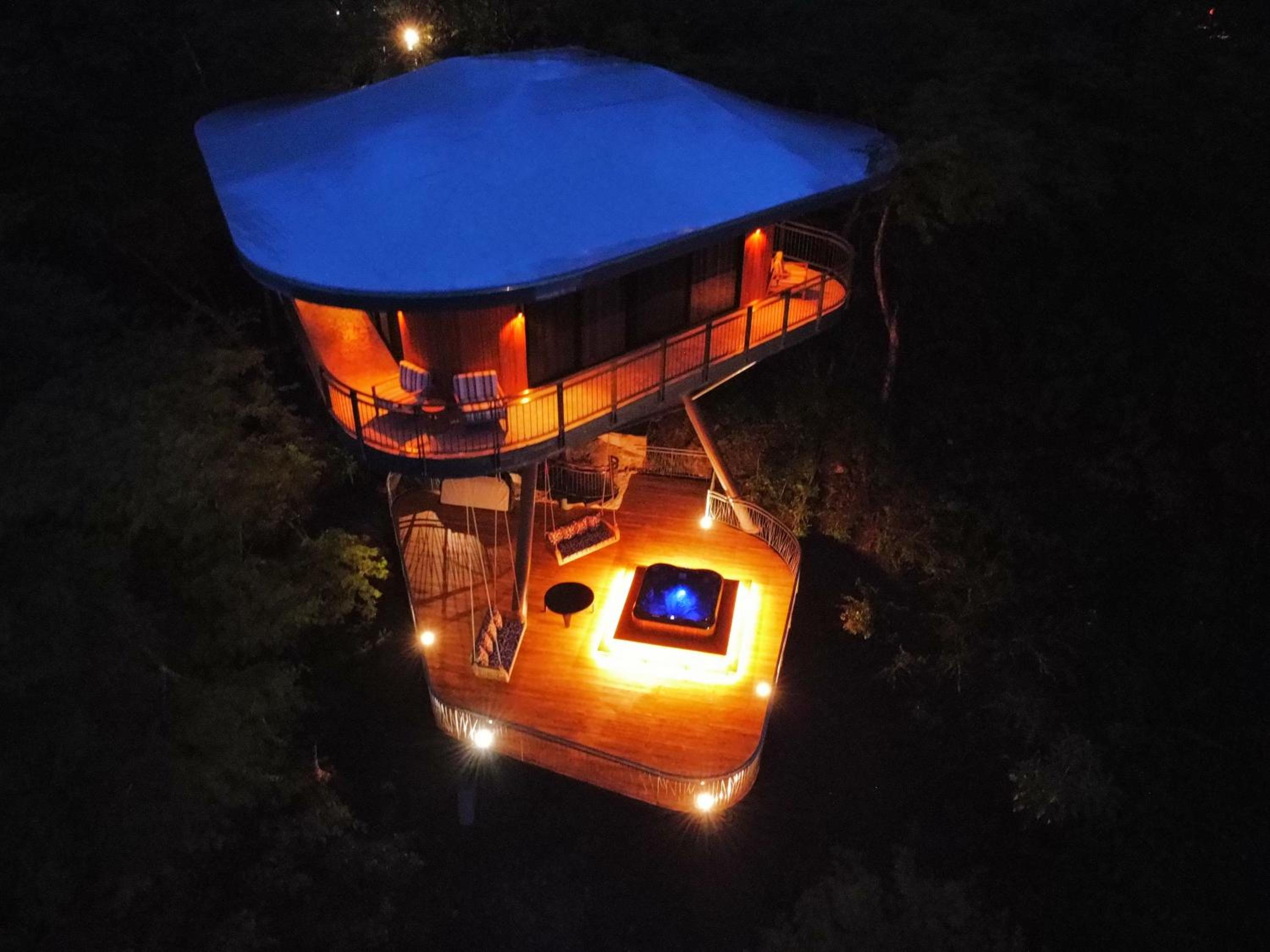 Suite with Hot Tub photo 3