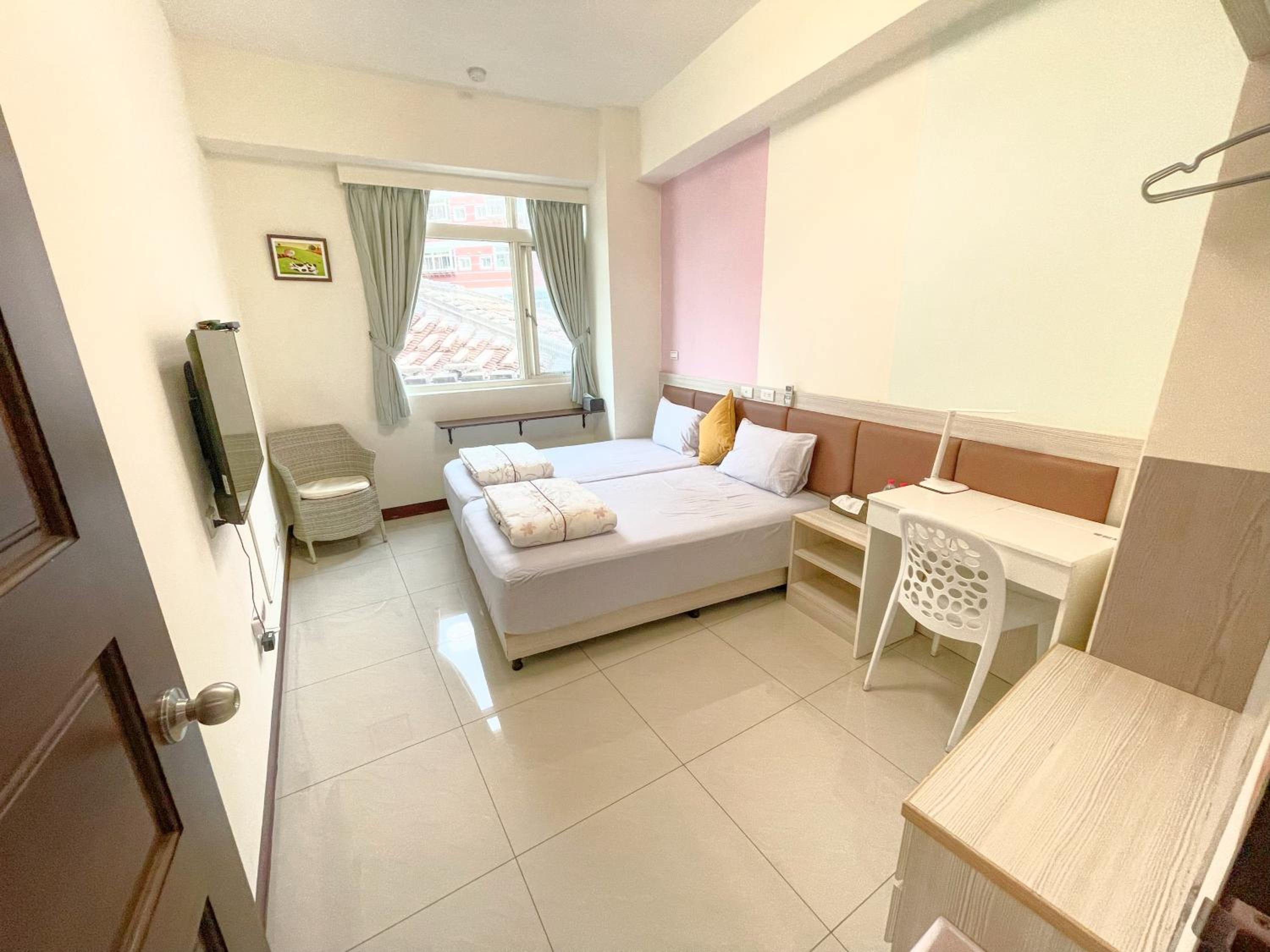 Double Room with Shared Bathroom photo 2