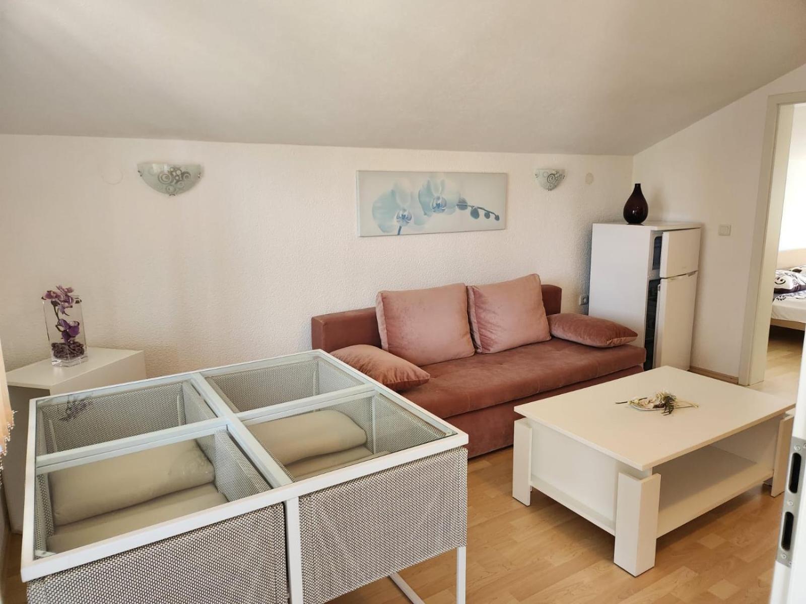 One-Bedroom Apartment photo 1