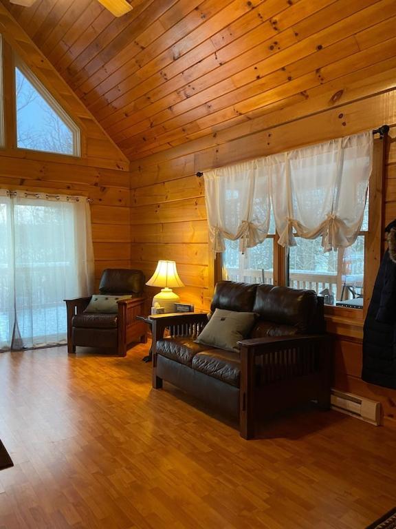 Three-Bedroom House photo 3