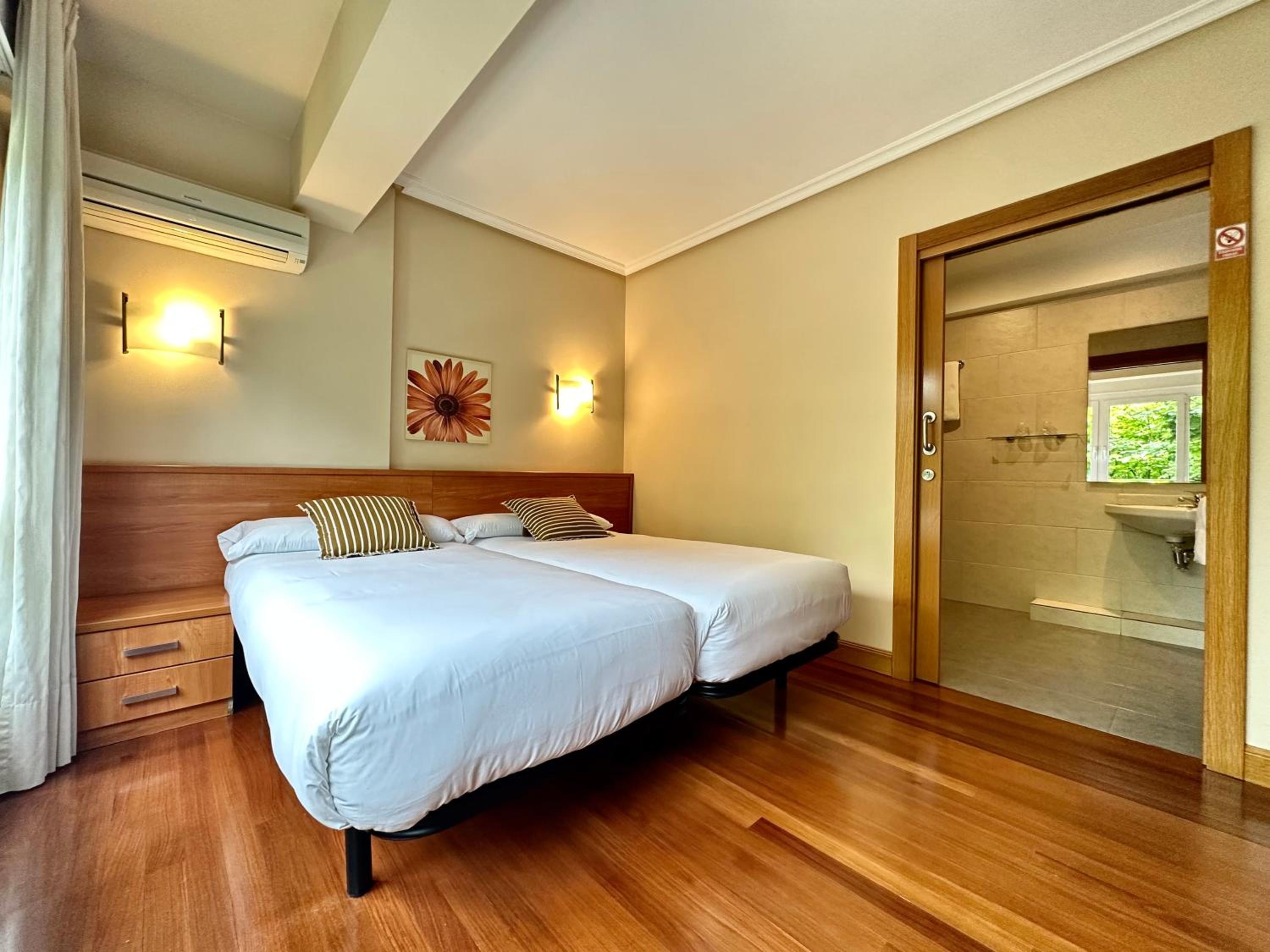 Quadruple Room with Private Bathroom - Photo 6