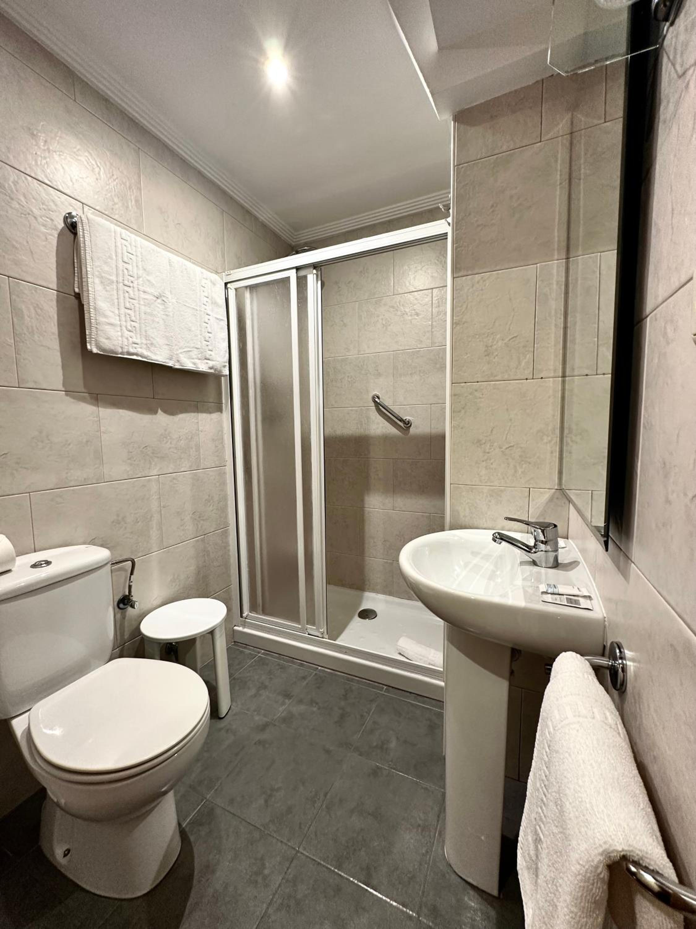 Quadruple Room with Private Bathroom - Photo 12