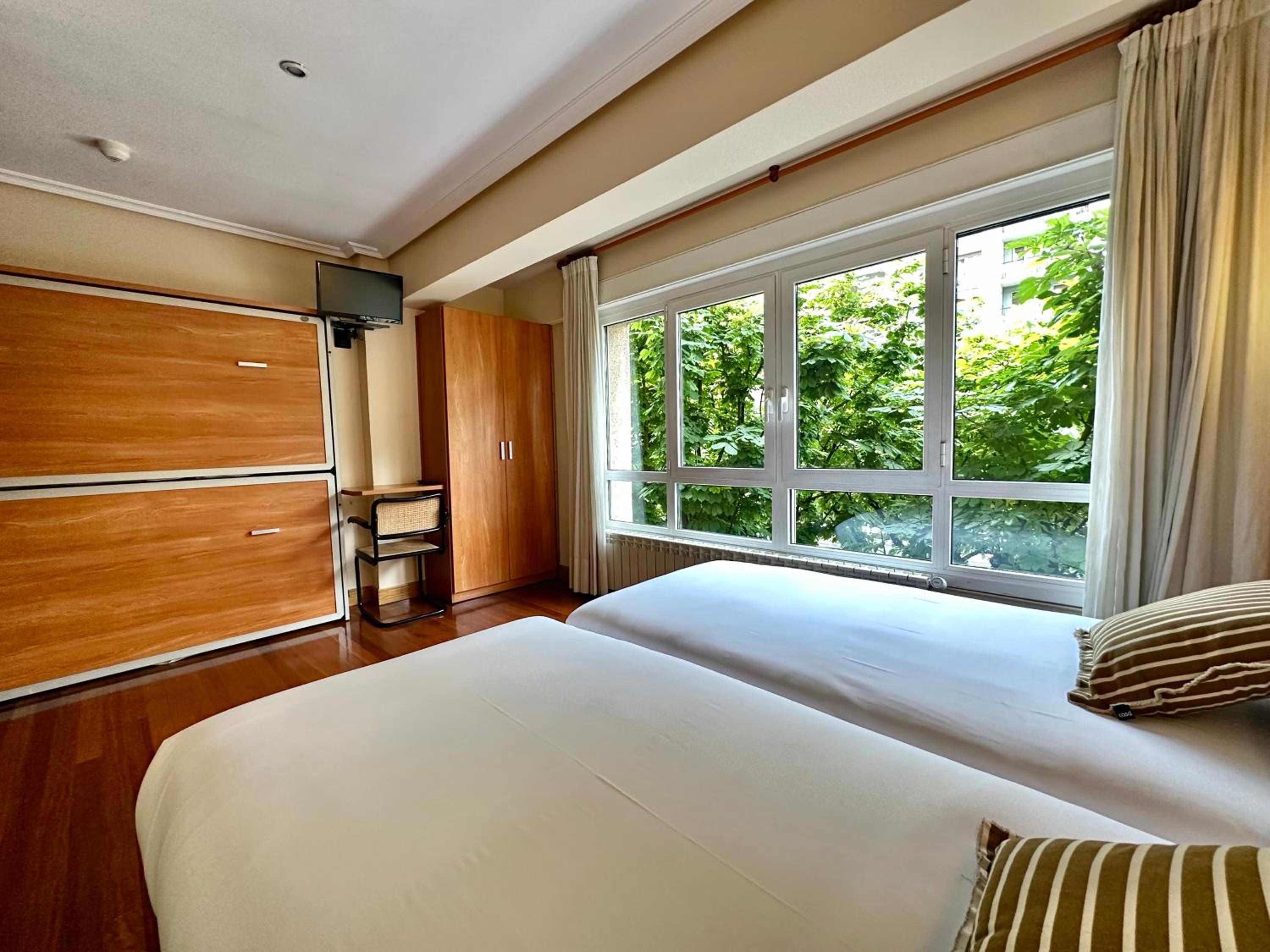 Quadruple Room with Private Bathroom - Photo 9
