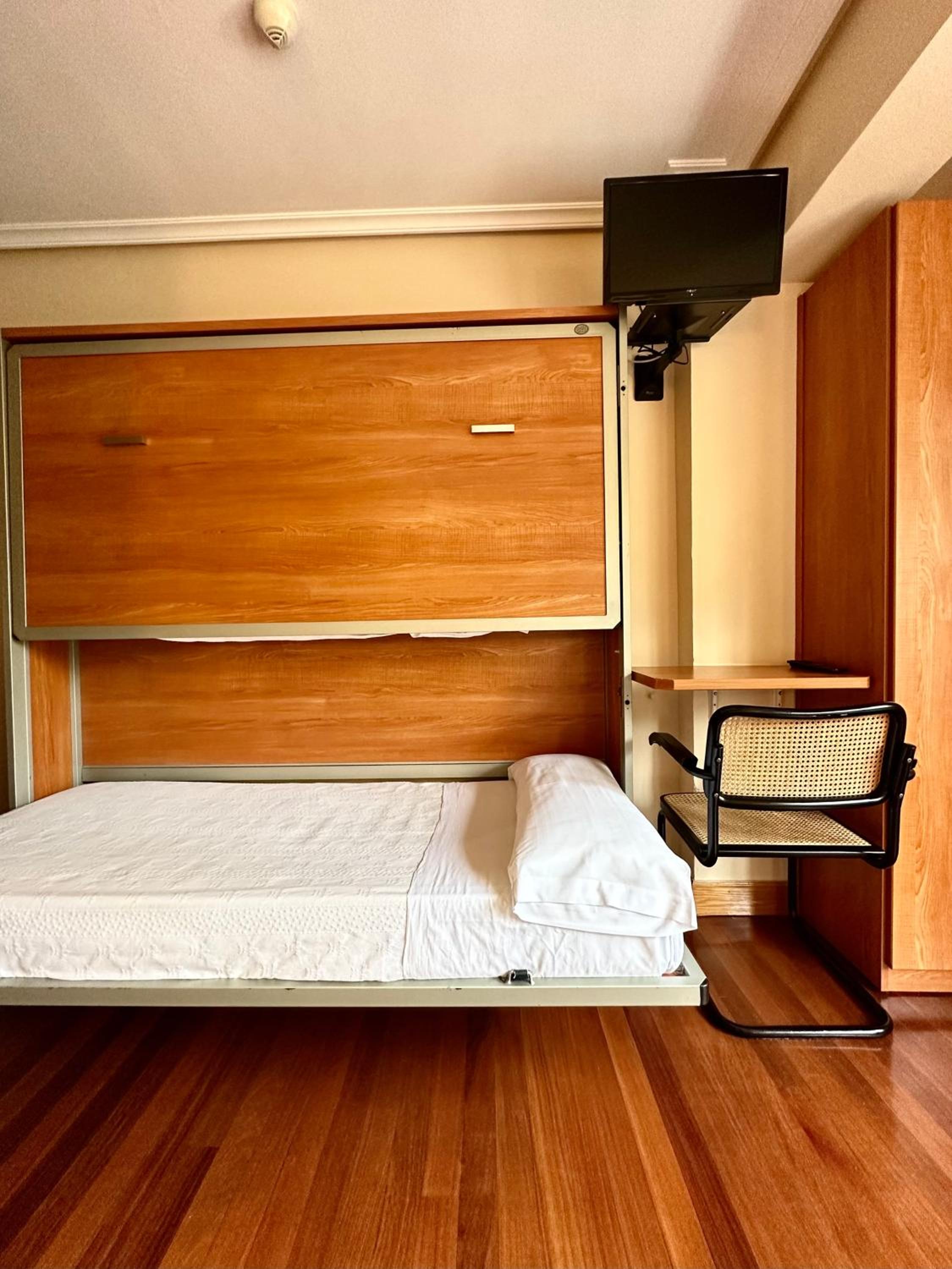 Quadruple Room with Private Bathroom - Photo 3