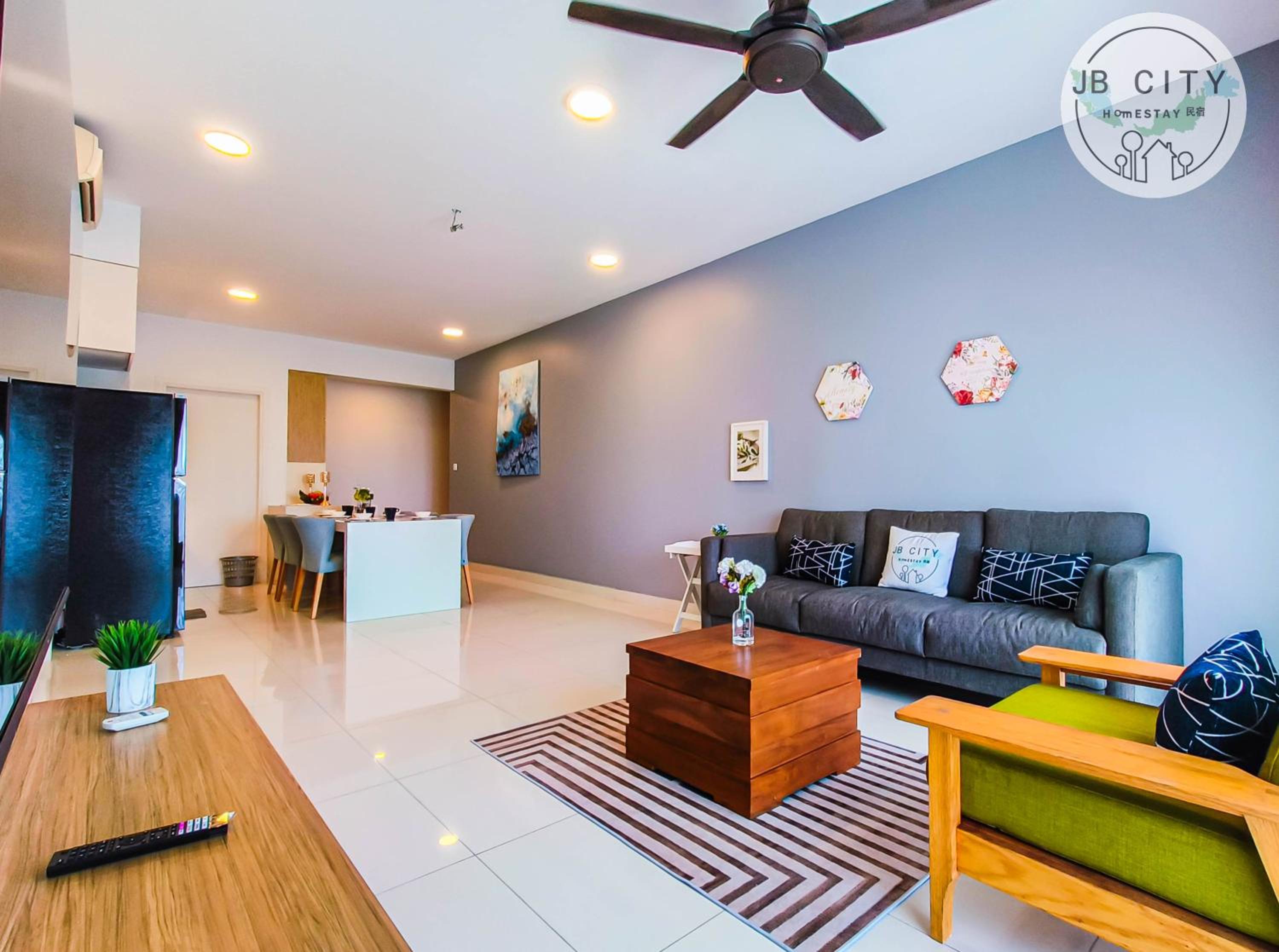 Apartment with Balcony - Photo 3
