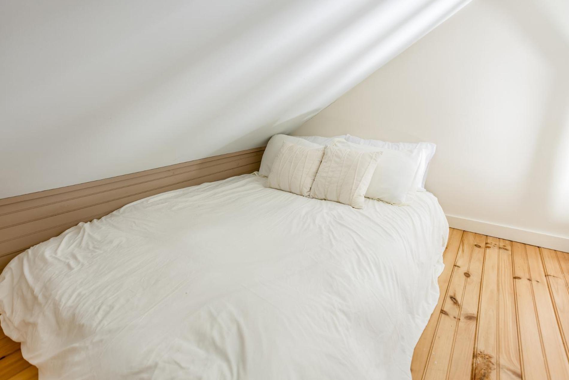Three-Bedroom House photo 3