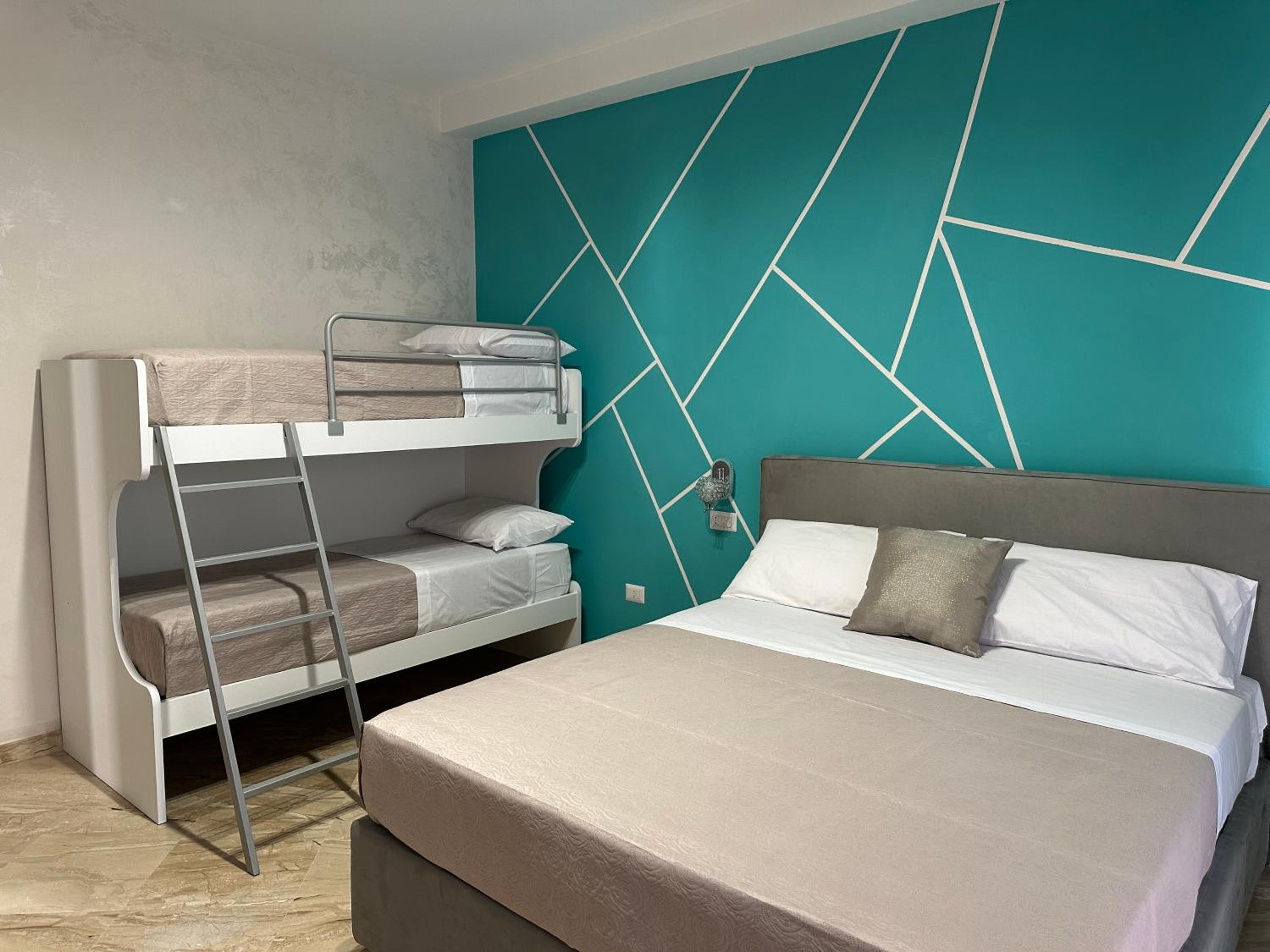 Quadruple Room with Private Bathroom photo 2