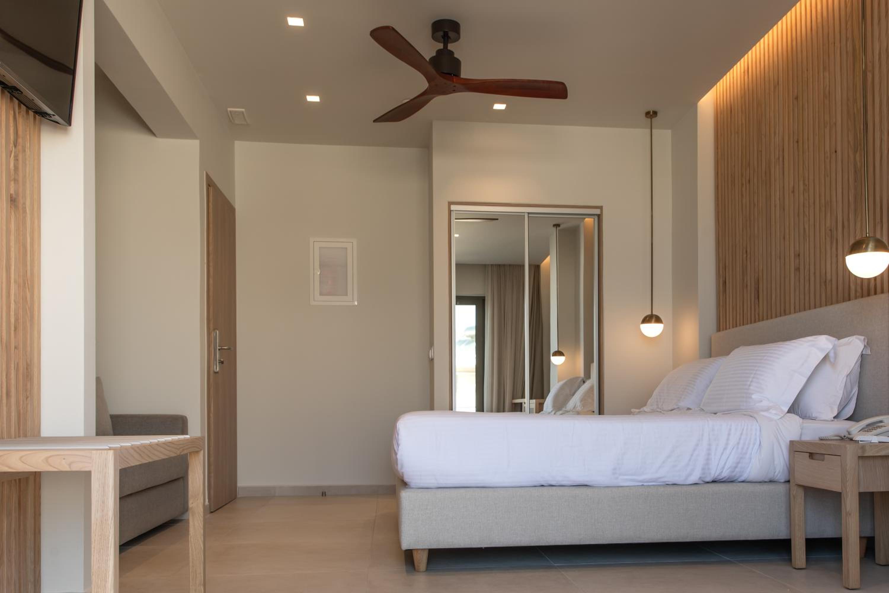 Deluxe Suite with Spa Bath - Photo 6