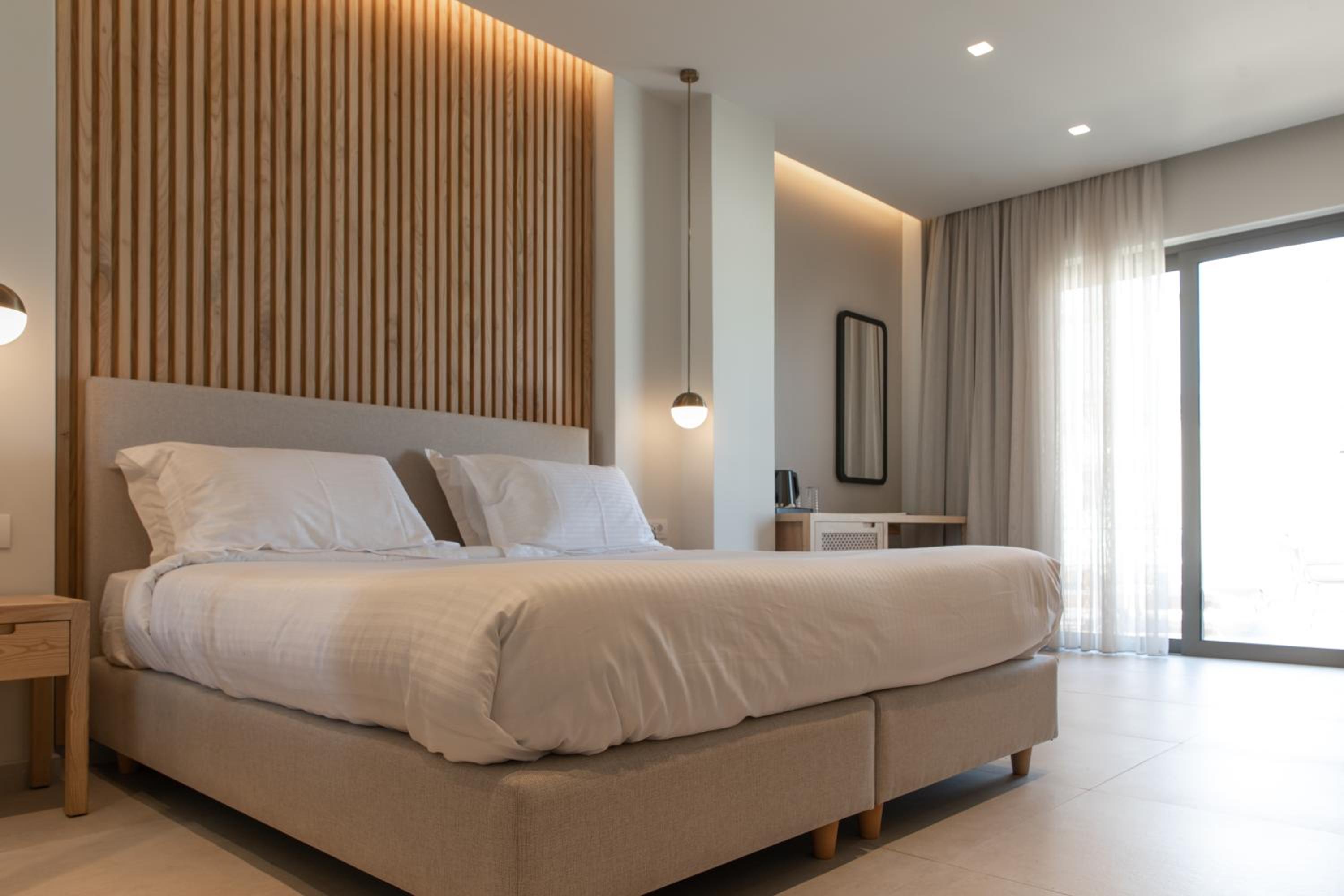 Deluxe Suite with Spa Bath - Photo 8