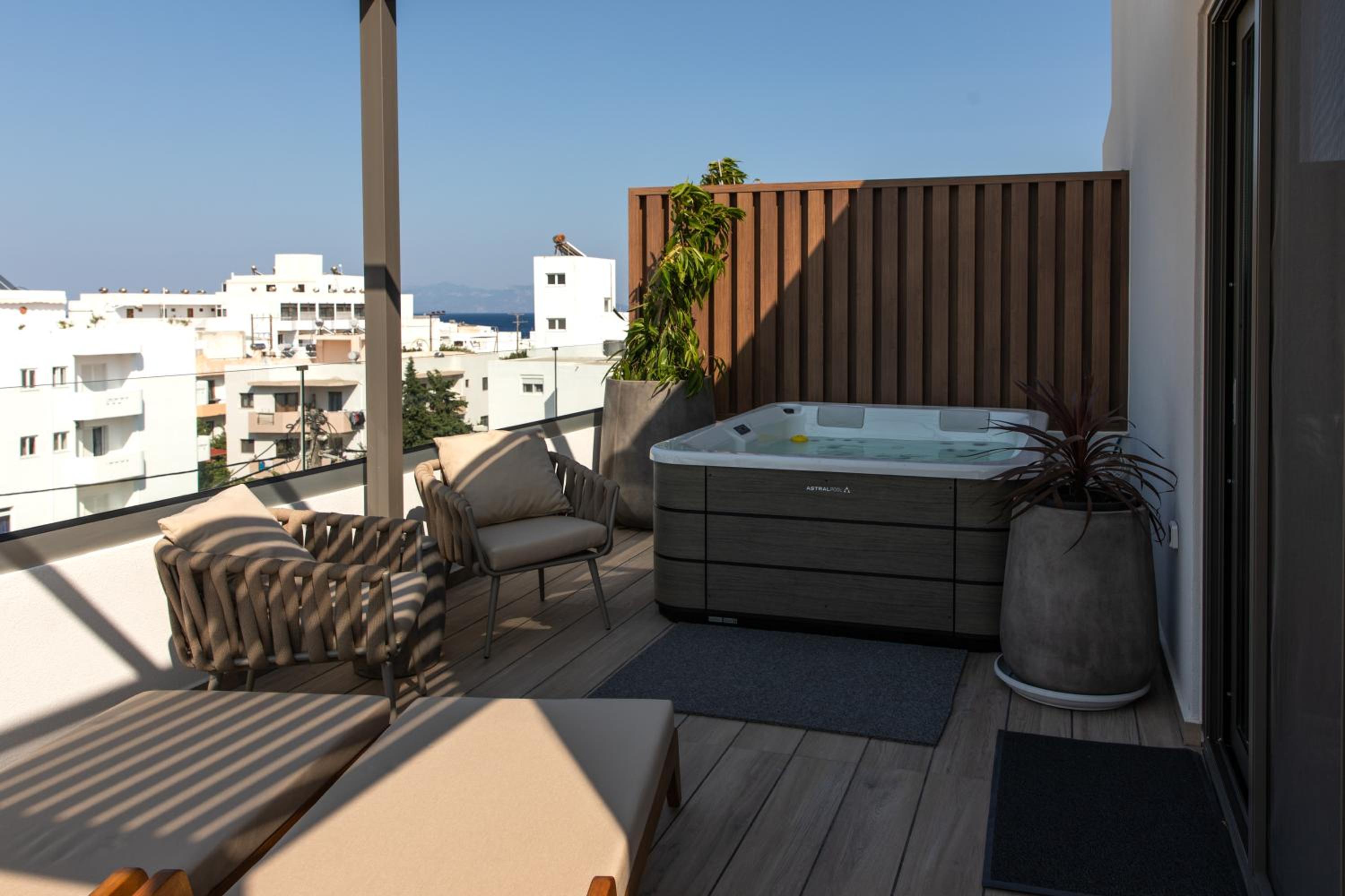Deluxe Suite with Spa Bath - Photo 11