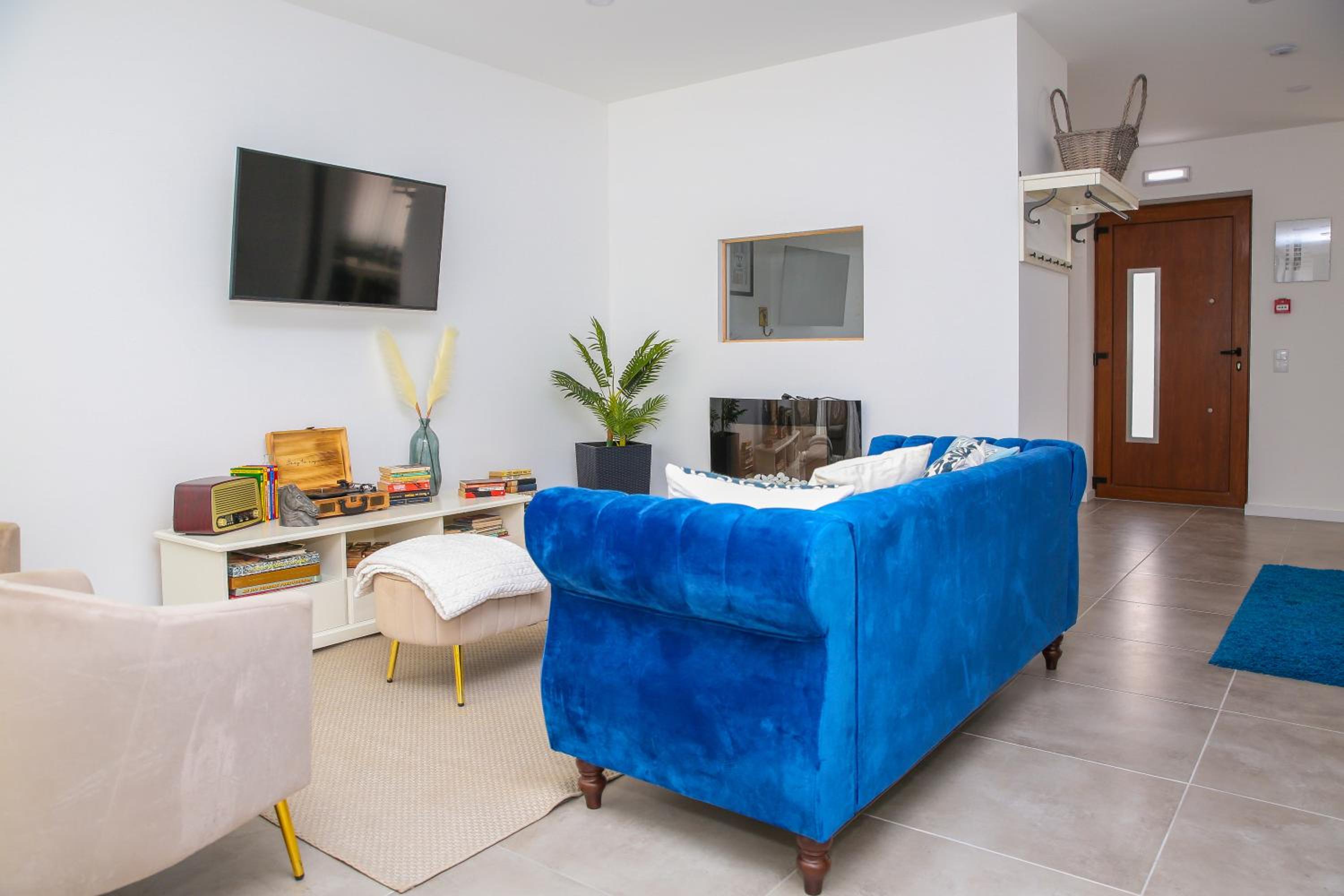 King Suite with Balcony - Photo 15