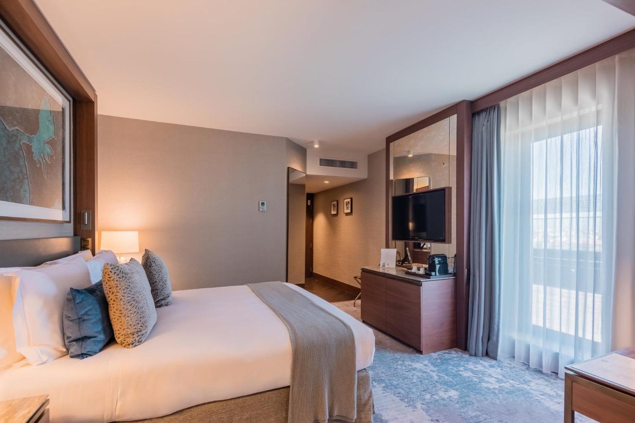 Classic Queen Room with Balcony - Photo 8
