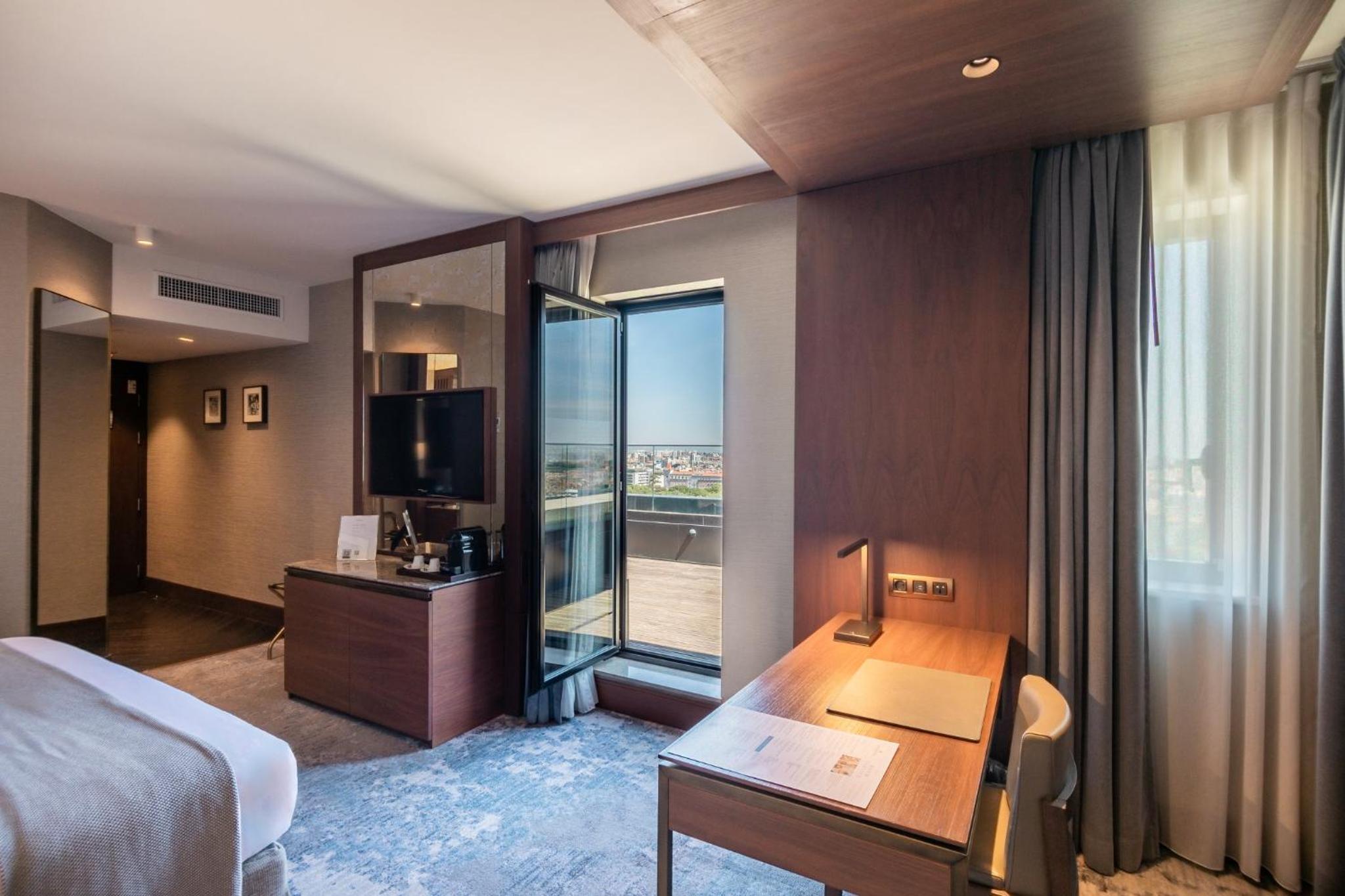 Classic Queen Room with Balcony - Photo 7
