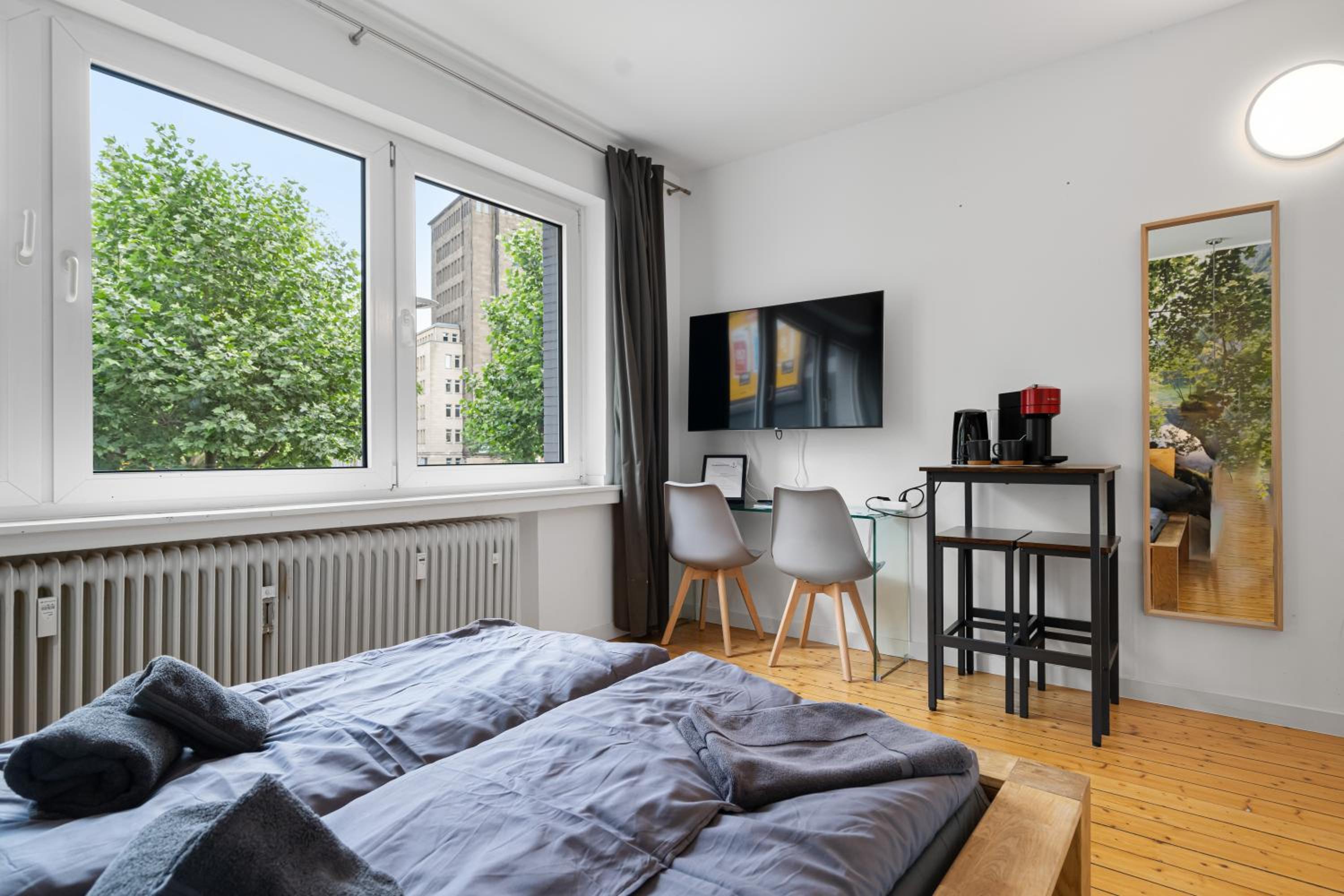 One-Bedroom Apartment photo 1